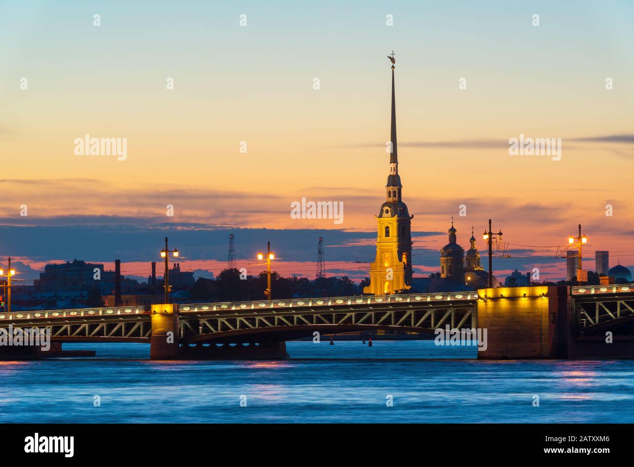 Blick auf die Schlossbrücke und die Peter-und-Paul-Kathedrale. St. Petersburg, Russland. Stockfoto