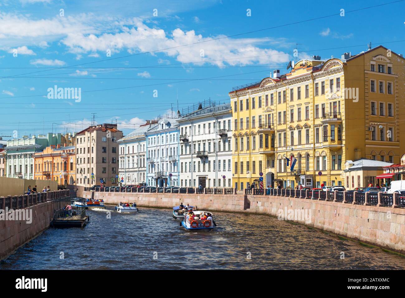 St. PETERSBURG, RUSSLAND - 14. JUNI 2014: Der Fluss Moyka mit Touristenbooten. St. Petersburg war die Hauptstadt Russlands und zieht viele Touristen an. Stockfoto