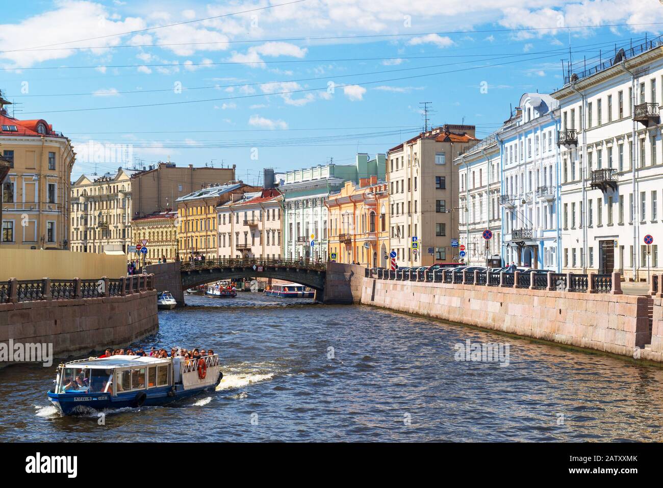 St. Petersburg, Russland - 14. JUNI 2014: Touristische Boote schwimmend auf dem moyka River. St. Petersburg war die Hauptstadt von Russland und zieht viele Touristen an. Stockfoto
