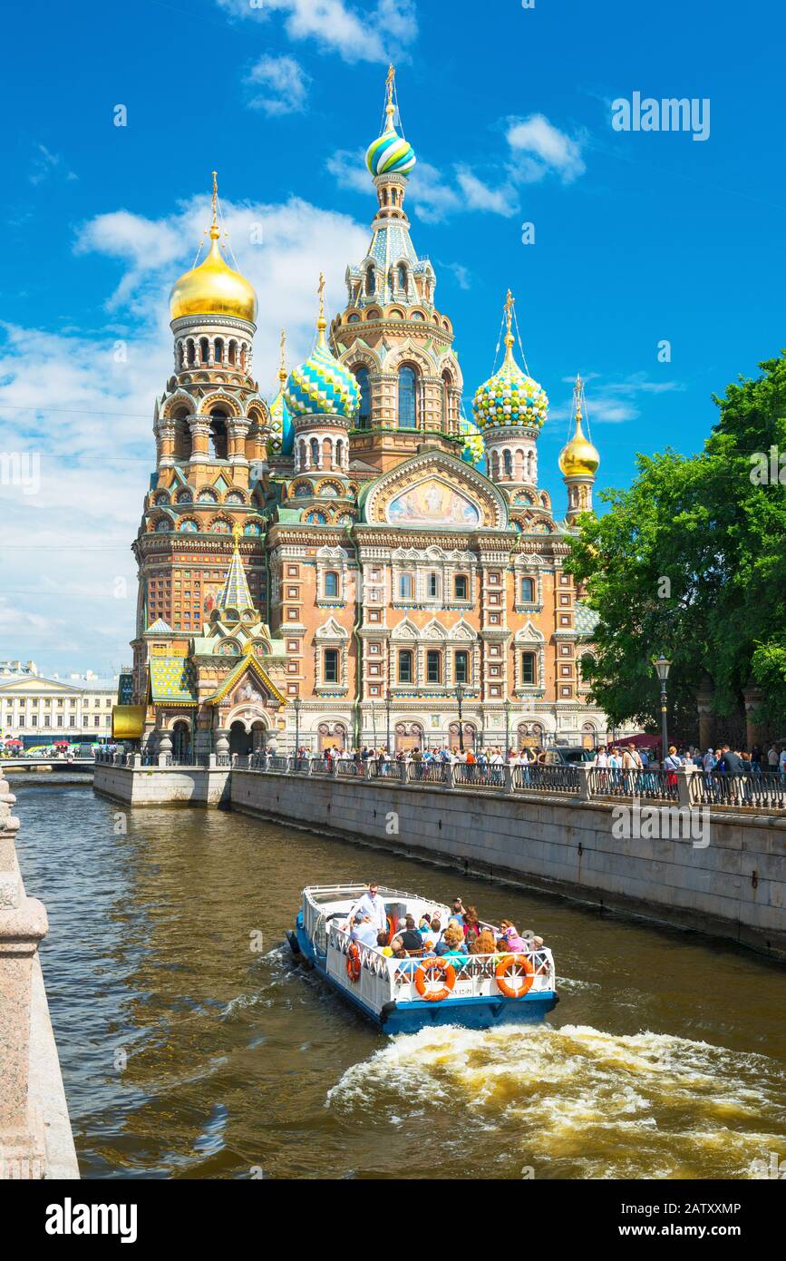Sankt PETERSBURG, RUSSLAND - 14. JUNI 2014: Touristenboot schwimmt an der Erlöserkirche vorbei auf Verschüttetem Blut. Heiland auf dem Verschütteten Blut ist eine Architektur Stockfoto