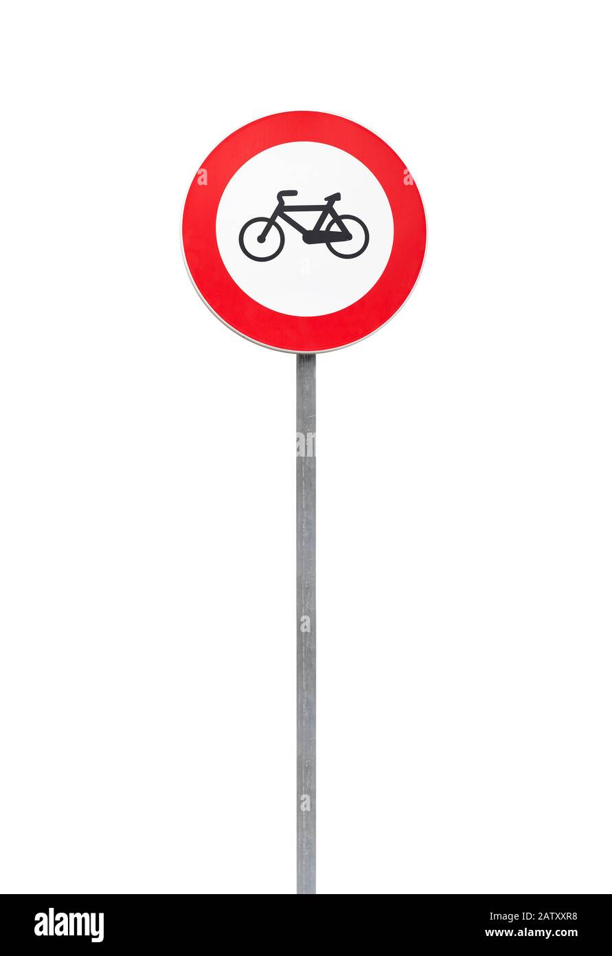 Fahrradverkehr ist verboten, Straßenschild auf einem Metallpfosten isoliert auf weißem, vertikalem Foto Stockfoto