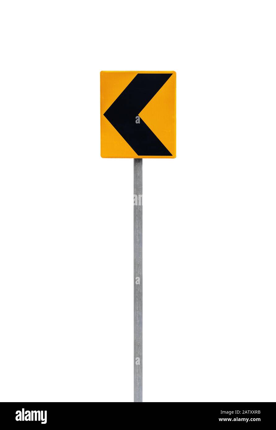 Gefährliche Abbiegung nach links, gelb-schwarzes Straßenschild auf einem Metallpfosten, der auf einem weißen, vertikalen Foto isoliert ist Stockfoto