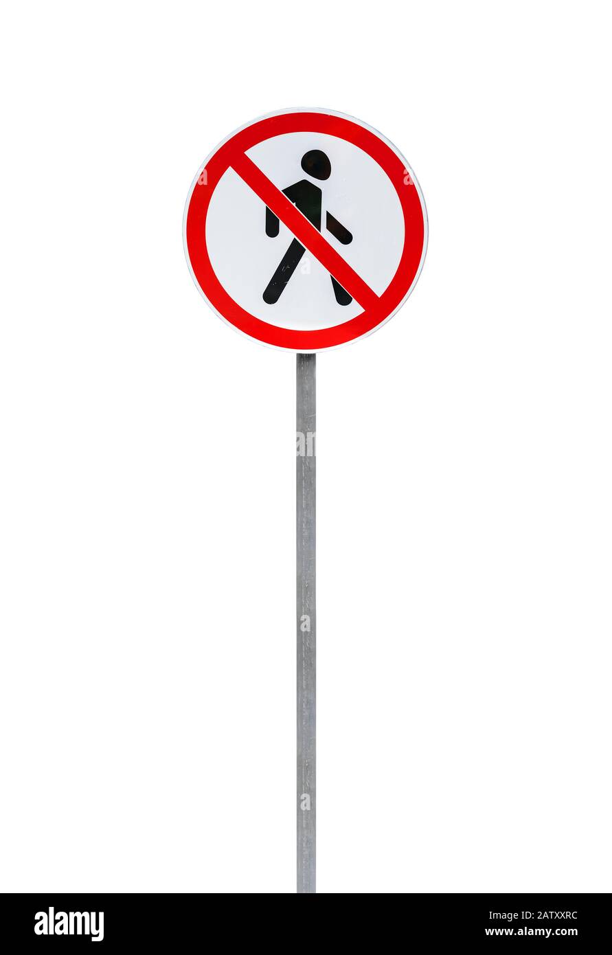 Das Betreten des Straßenschildes ist auf einem Metallpol verboten, der auf einem weißen, vertikalen Foto isoliert ist Stockfoto