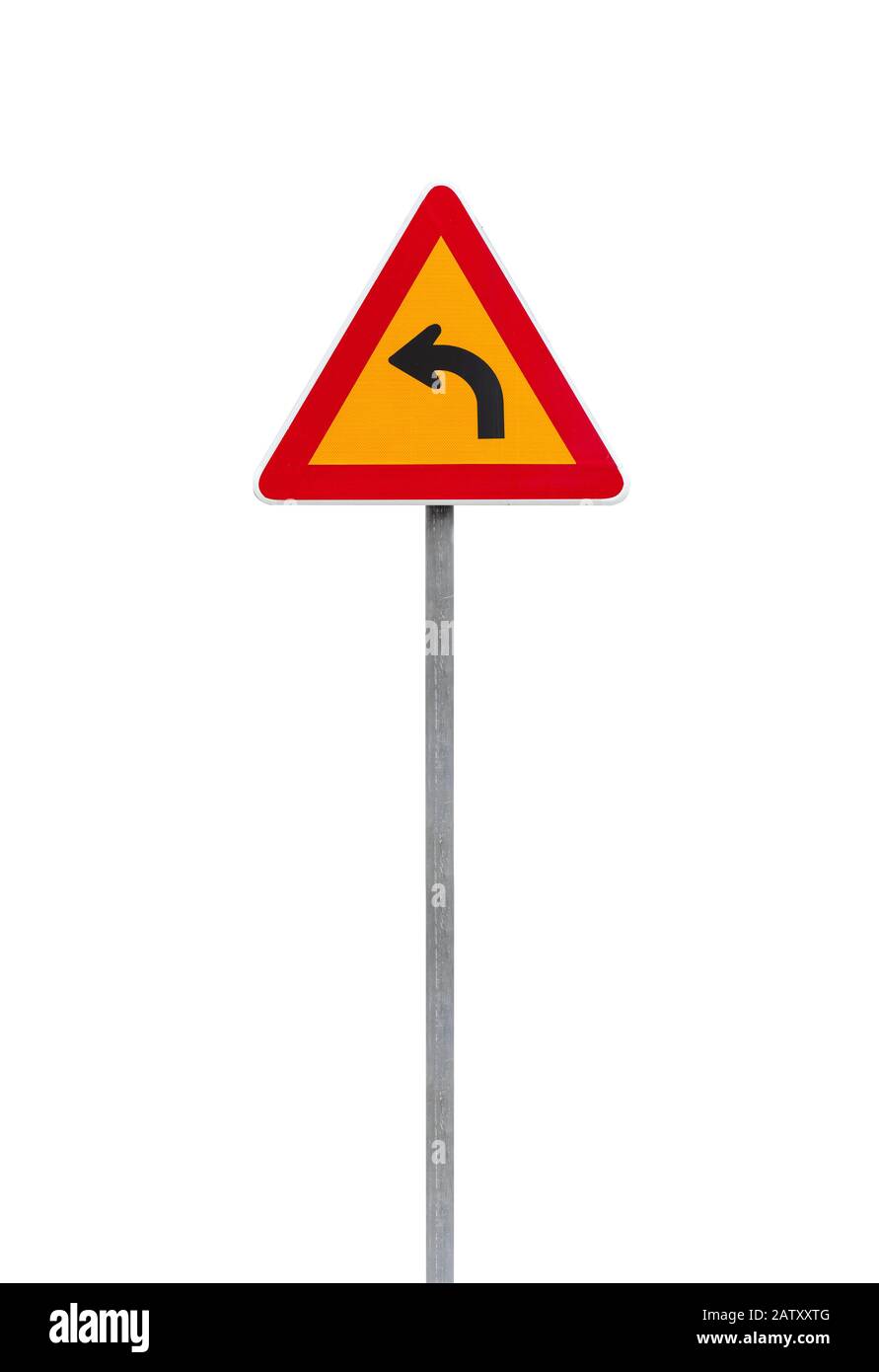 Gefährliche Abbiegung links, Warnschild auf einem Metallpfosten, isoliert auf weißem, vertikalem Foto Stockfoto