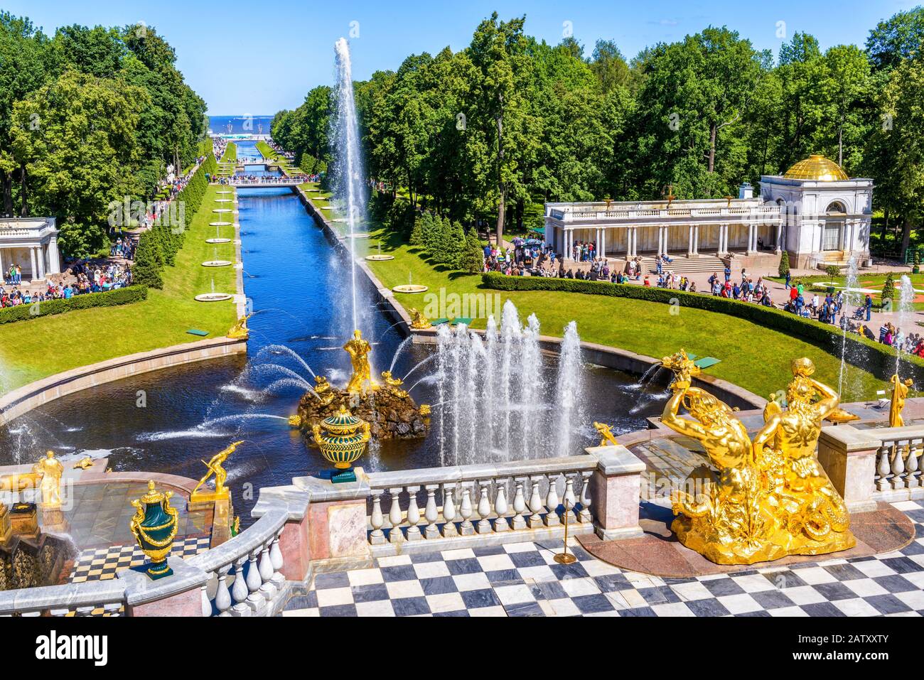 St. PETERSBURG, RUSSLAND - 15. JUNI 2014: Grand Cascade und Sea Channel im Peterhof Palace. Das Peterhof-Palais, das zum UNESCO-Weltkulturerbe L gehört Stockfoto