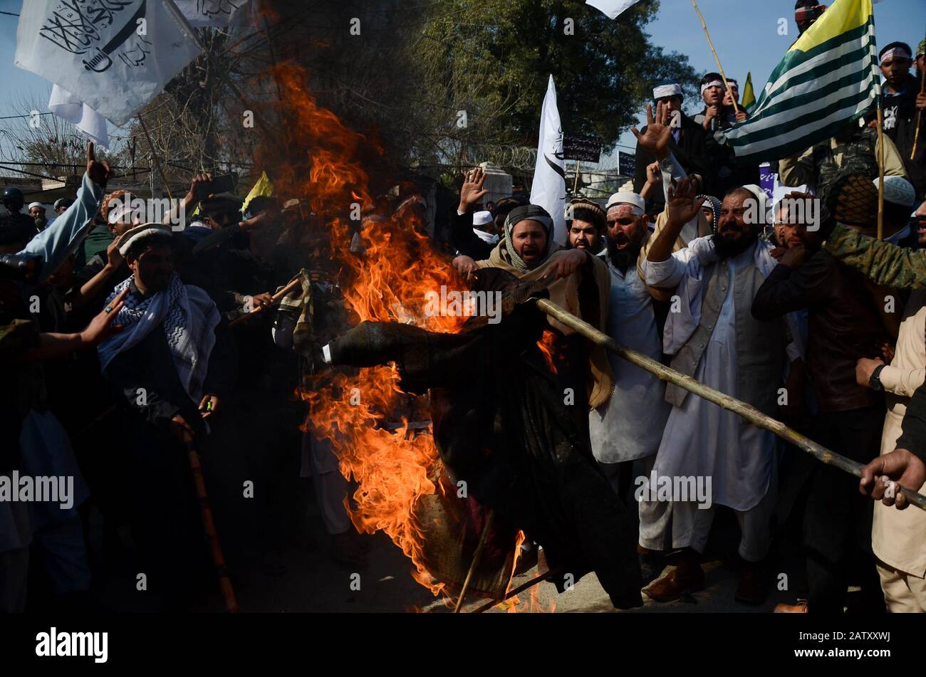 Februar 2020: Peschawar, Pakistan. Februar 2020. Die Pakistaner inszenieren einen Protest zum Kaschmir-Solidaritätstag in der pakistanischen Stadt Peshawar. Die Teilnehmer winkten Banner und skandierten Slogans zur Unterstützung Indiens verwalteten Kaschmir und Kasmiris Kampf um ihr Recht auf Selbstbestimmung. Die indianische Flagge und ein Effigie des indischen Präsidenten Narendra Modi wurden während des Protestes am Mittwoch in Aufleuchten gebracht. Kinder schlossen sich auch der Kundgebung an, die Pakistan und die Flagge Azad Jammu und Kaschmirs in Solidarität mit den Kaschmiris schwenkte. Der indische Staat Jammu und Kaschmir war stark eingeschränkt Stockfoto