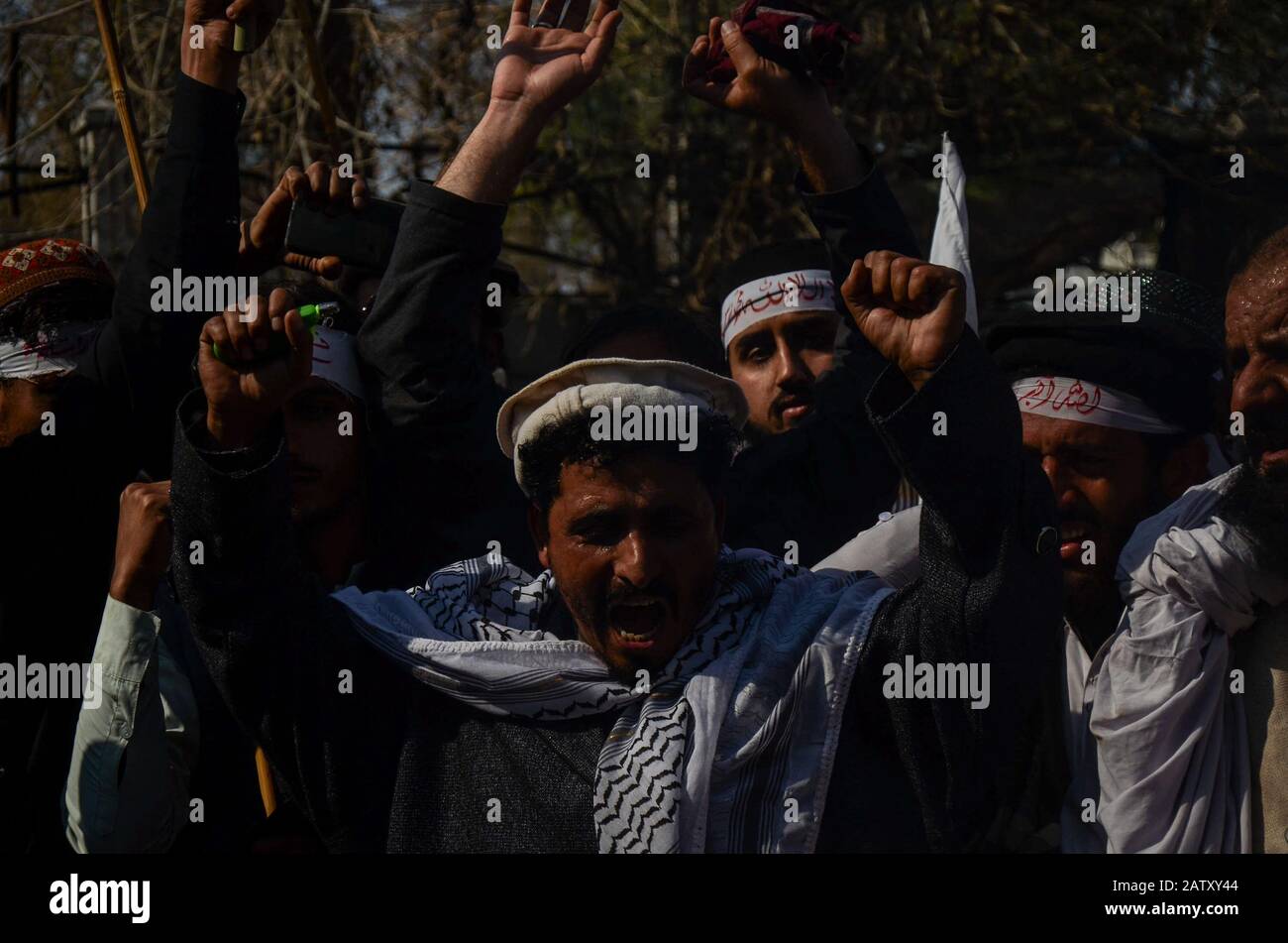 Februar 2020: Peschawar, Pakistan. Februar 2020. Die Pakistaner inszenieren einen Protest zum Kaschmir-Solidaritätstag in der pakistanischen Stadt Peshawar. Die Teilnehmer winkten Banner und skandierten Slogans zur Unterstützung Indiens verwalteten Kaschmir und Kasmiris Kampf um ihr Recht auf Selbstbestimmung. Die indianische Flagge und ein Effigie des indischen Präsidenten Narendra Modi wurden während des Protestes am Mittwoch in Aufleuchten gebracht. Kinder schlossen sich auch der Kundgebung an, die Pakistan und die Flagge Azad Jammu und Kaschmirs in Solidarität mit den Kaschmiris schwenkte. Der indische Staat Jammu und Kaschmir war stark eingeschränkt Stockfoto