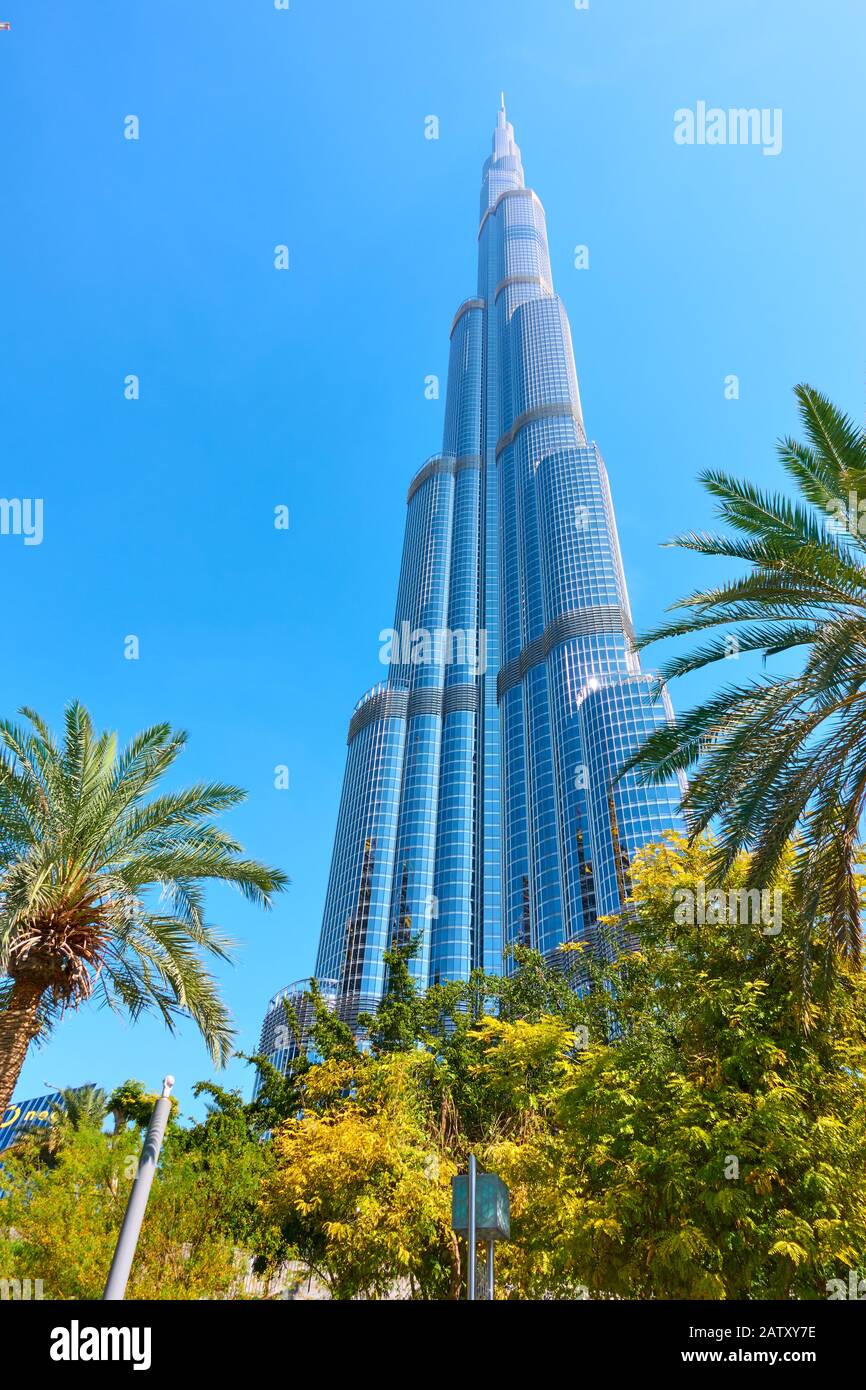 Dubai, OAE - 01. Februar 2020: Burj Khalifa Gebäude in Dubai und Park in der Nähe. Burj Khalifa ist das höchste Gebäude der Welt (828 m) Stockfoto