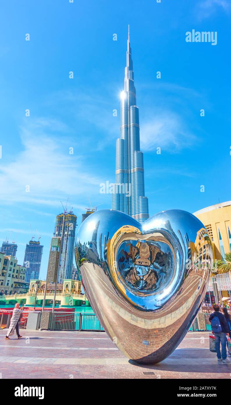 Dubai, OAE - 30. Januar 2020: Dubai Steel Heart - Moderne Skulptur mit Spiegeloberfläche in der Nähe Des Burj Khalifa-Turms und der Dubai Mall Stockfoto