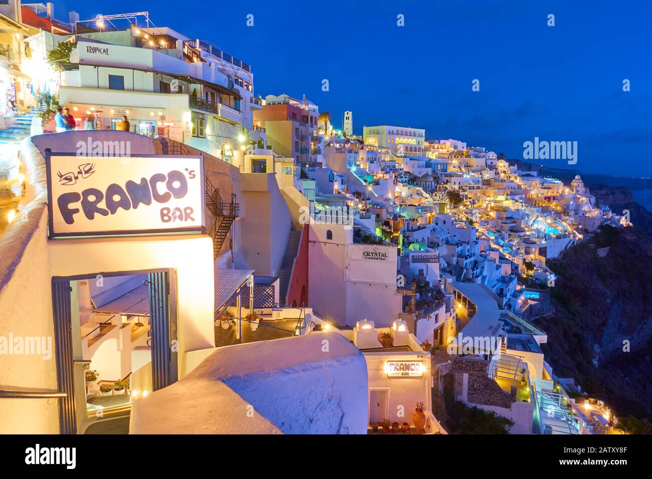 Thira, Santorini, Griechenland - 23. April 2018: Stadt Thira in Santorini in der Nacht Stockfoto