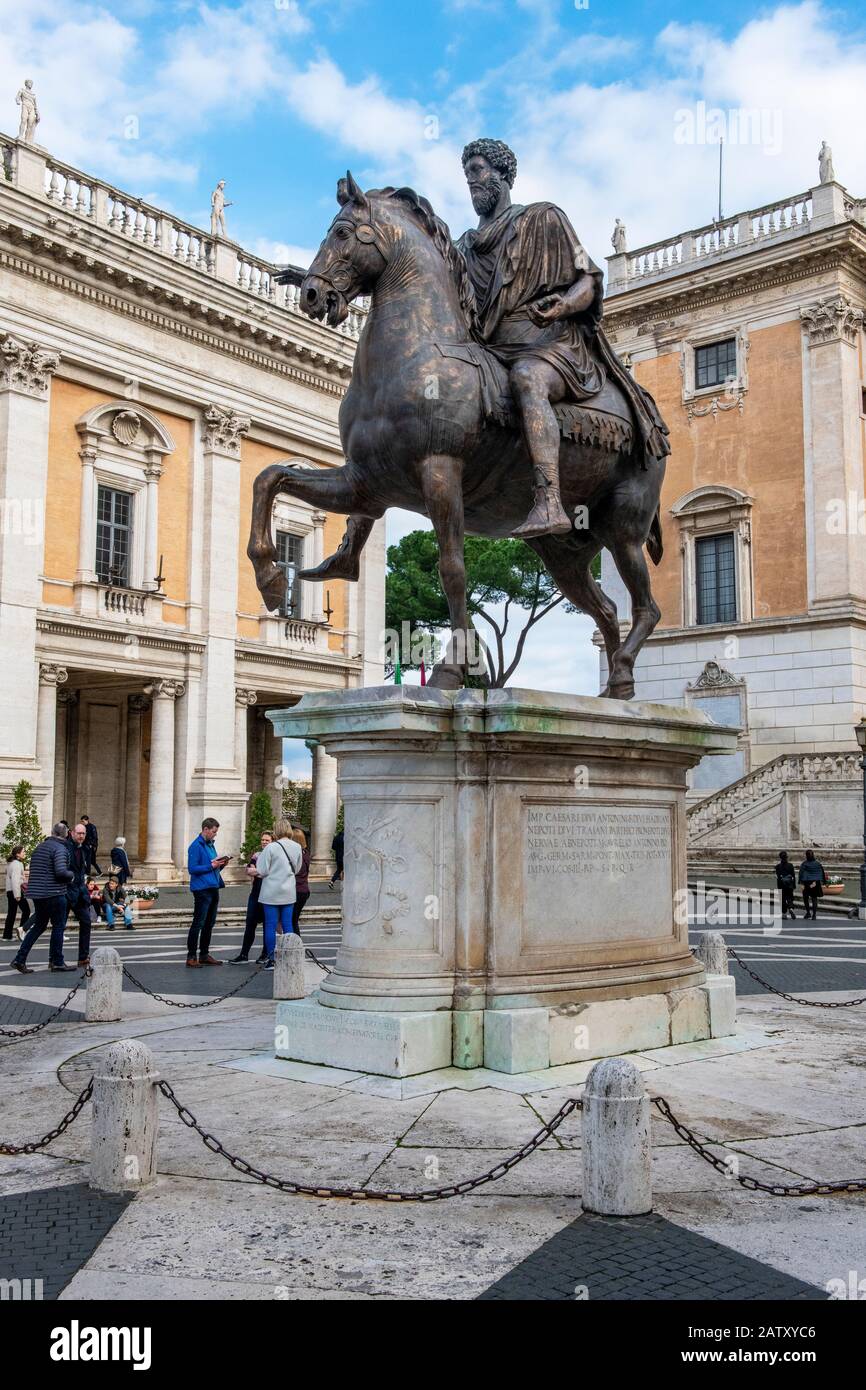 Reiterstatue aus Bronze von Mark Aurel, Kaiser Marcus Aurelius, Kapitolsplatz, Kapitolshügel, Piazza del Campidoglio, Rom, Italien, Europa Stockfoto