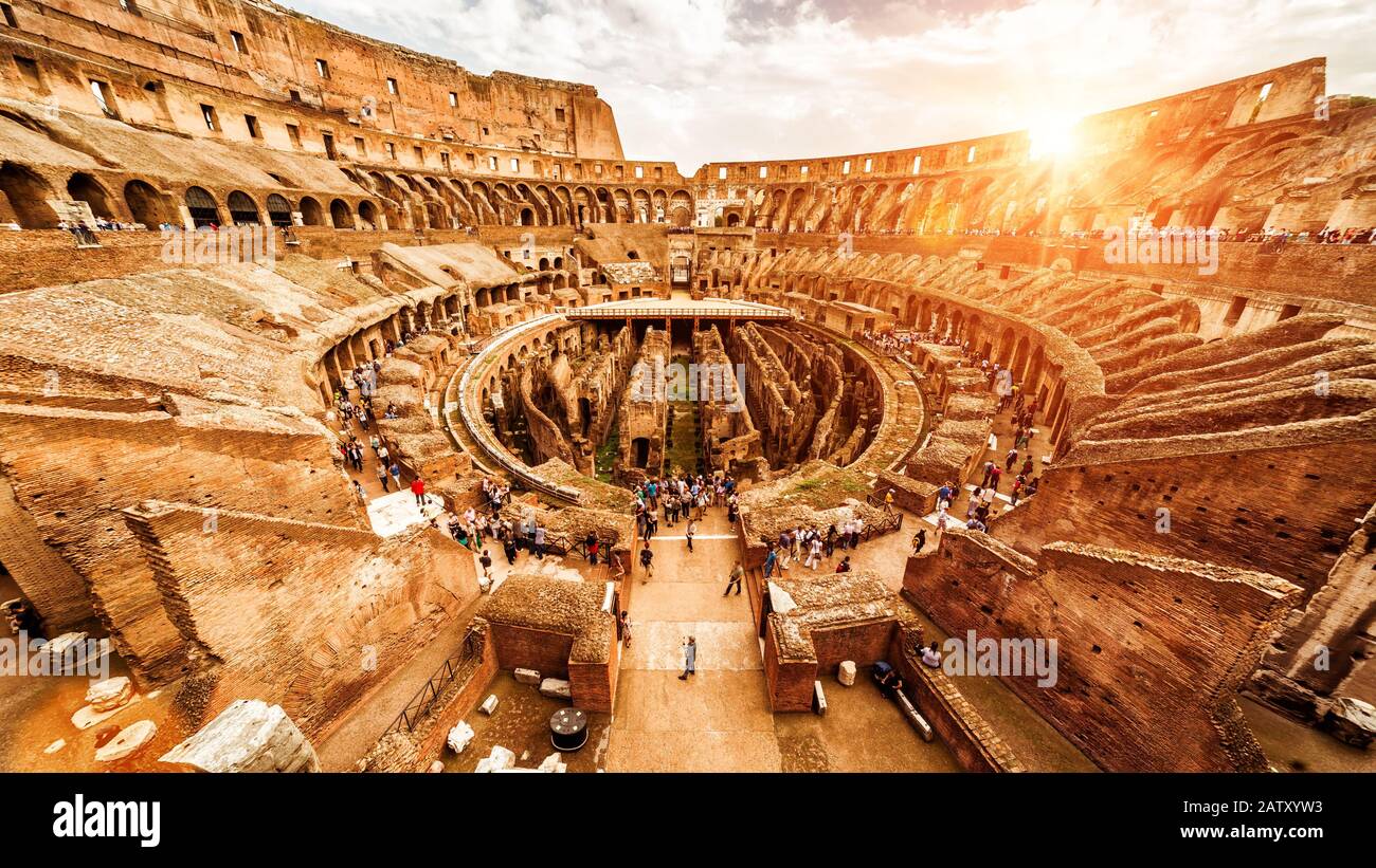 Im Kolosseum oder Kolosseum im Sommer, Rom, Italien. Colosseum ist die Hauptattraktion der Roma. Touristen besuchen das Kolosseum. Panoramaaussicht Stockfoto