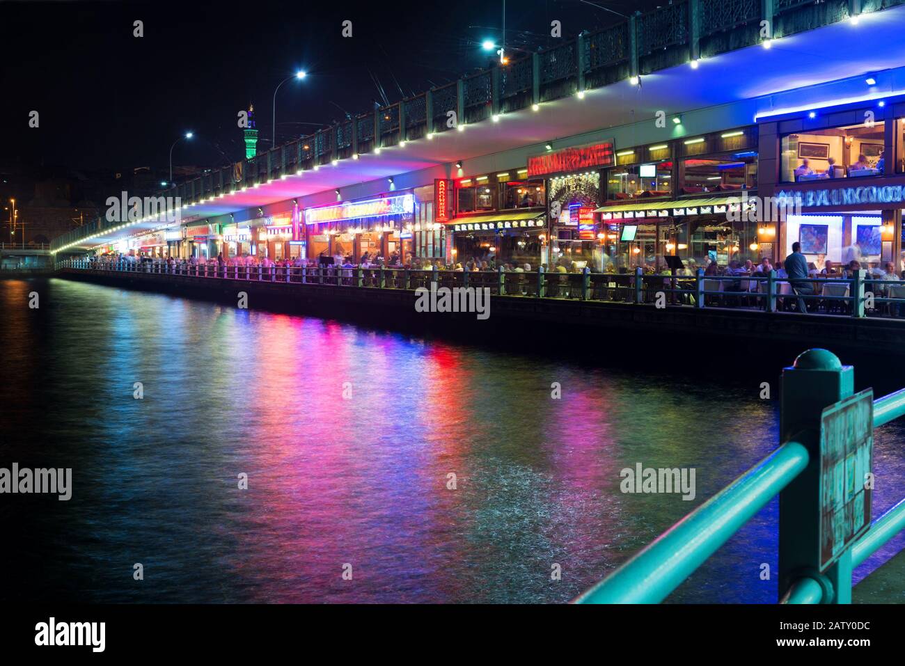 Touristen entspannen in den Restaurants auf der ersten Ebene der berühmten Galata-Brücke in der Nacht, Istanbul, Türkei Stockfoto