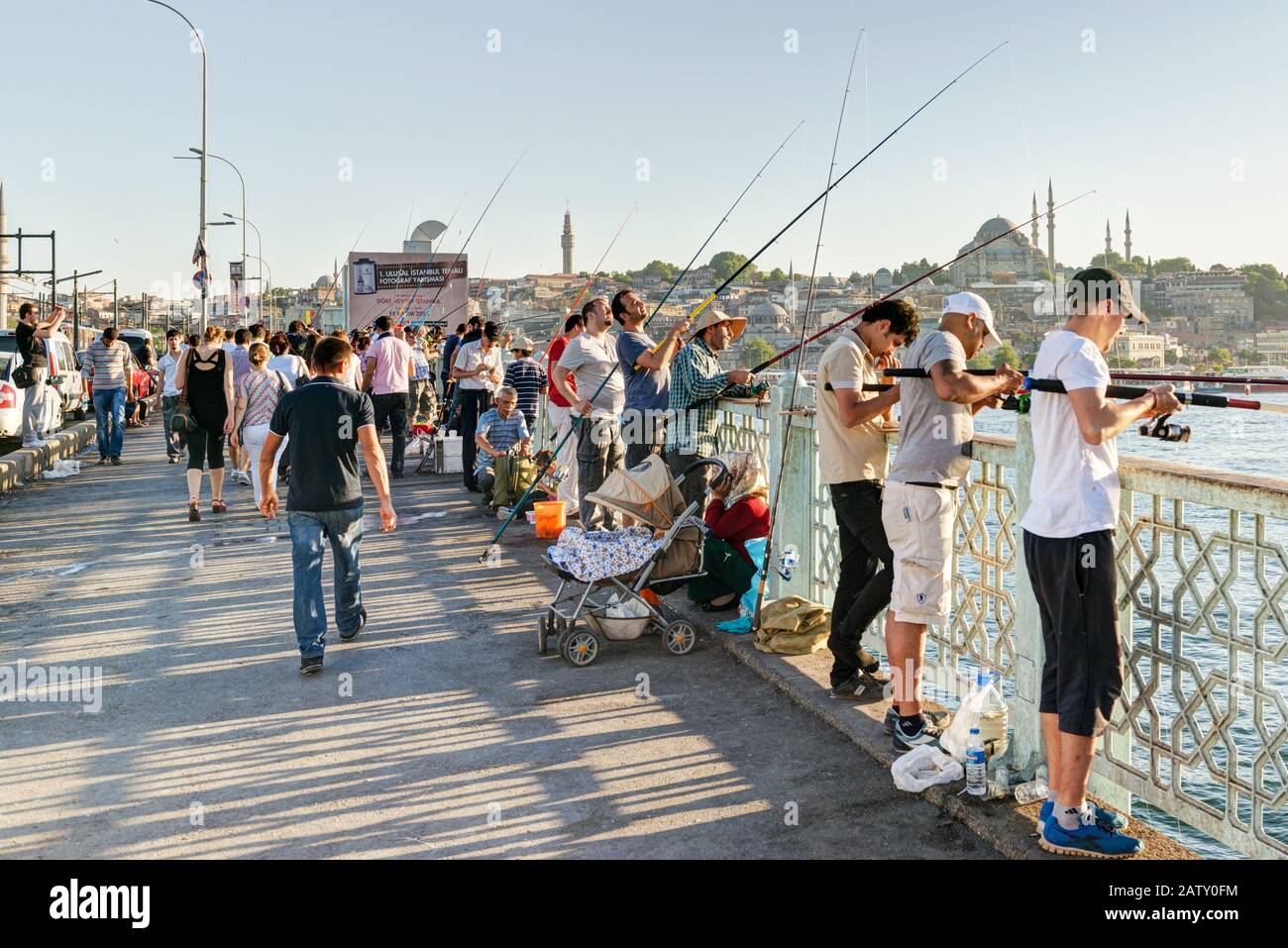 Istanbul - 26. MAI: Fischer und Touristen sind am 26. Mai 2013 in Istanbul, Türkei, auf der Galata-Brücke. Die Galatabrücke ist eine der Hauptattraktionen Stockfoto