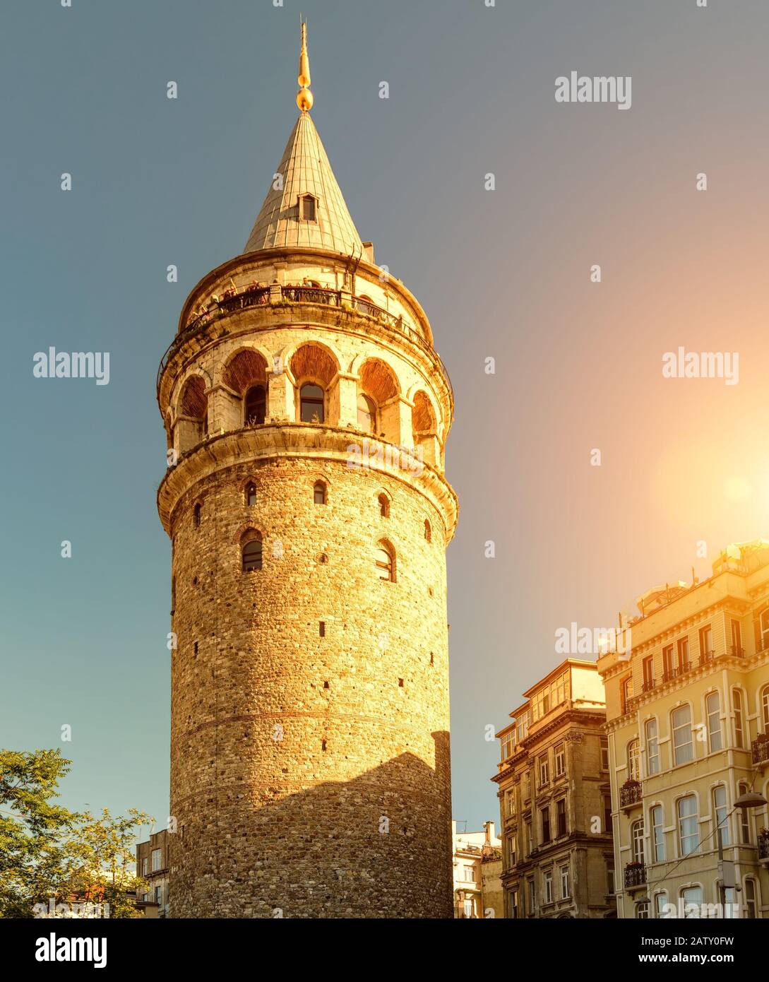 Galata-Turm im Sonnenlicht, Istanbul, Türkei. Uralter Turm im Galata-Viertel von Istanbul. Sonniger Blick auf das Wahrzeichen von Istanbul im Sommer. Altes Archi Stockfoto