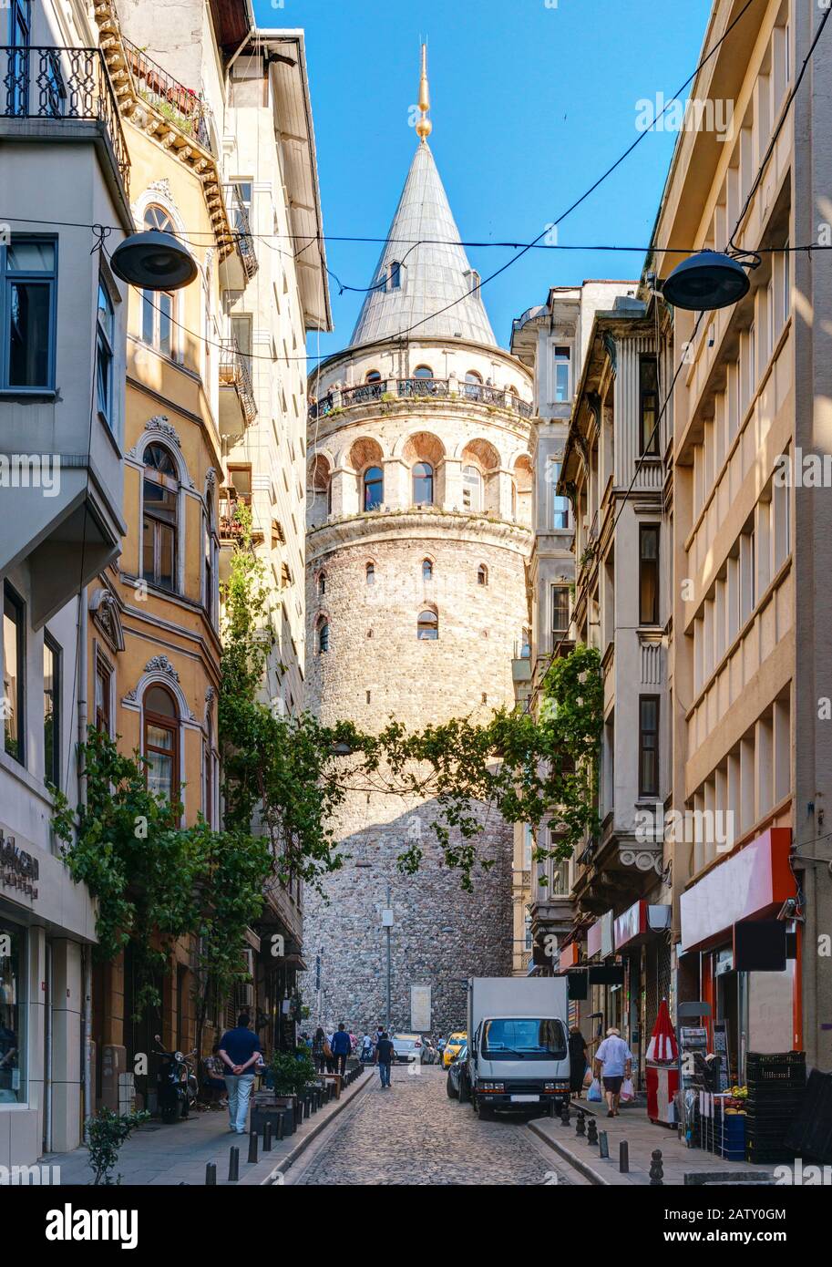 Istanbul - 26. MAI 2013: Blick auf den Galata-Turm am 26. Mai 2013 in Istanbul, Türkei. Der Galata-Turm ist das größte Denkmal des Hochmittelalters. Stockfoto