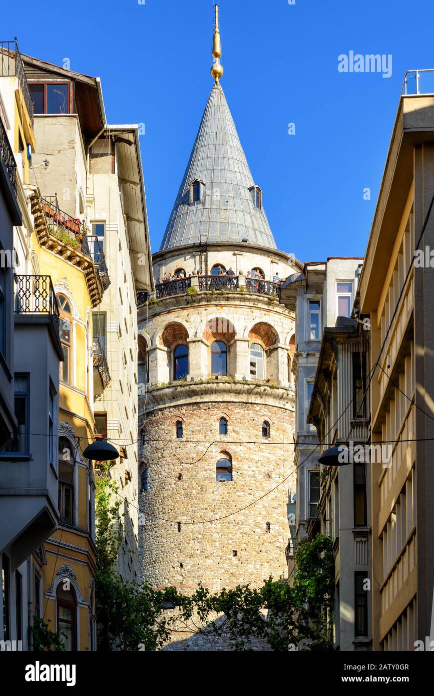 Istanbul - 26. MAI 2013: Der Galata-Turm mit Touristen auf der Aussichtsplattform. Der Galata-Turm ist das größte Denkmal des Hochmittelalters. Stockfoto