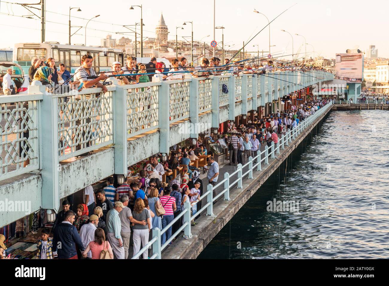Istanbul - 26. MAI 2013: Fischer und Touristen stehen am 26. Mai 2013 in Istanbul, Türkei, auf der Galata-Brücke. Die Galata-Brücke ist eine der Hauptbrücken Stockfoto