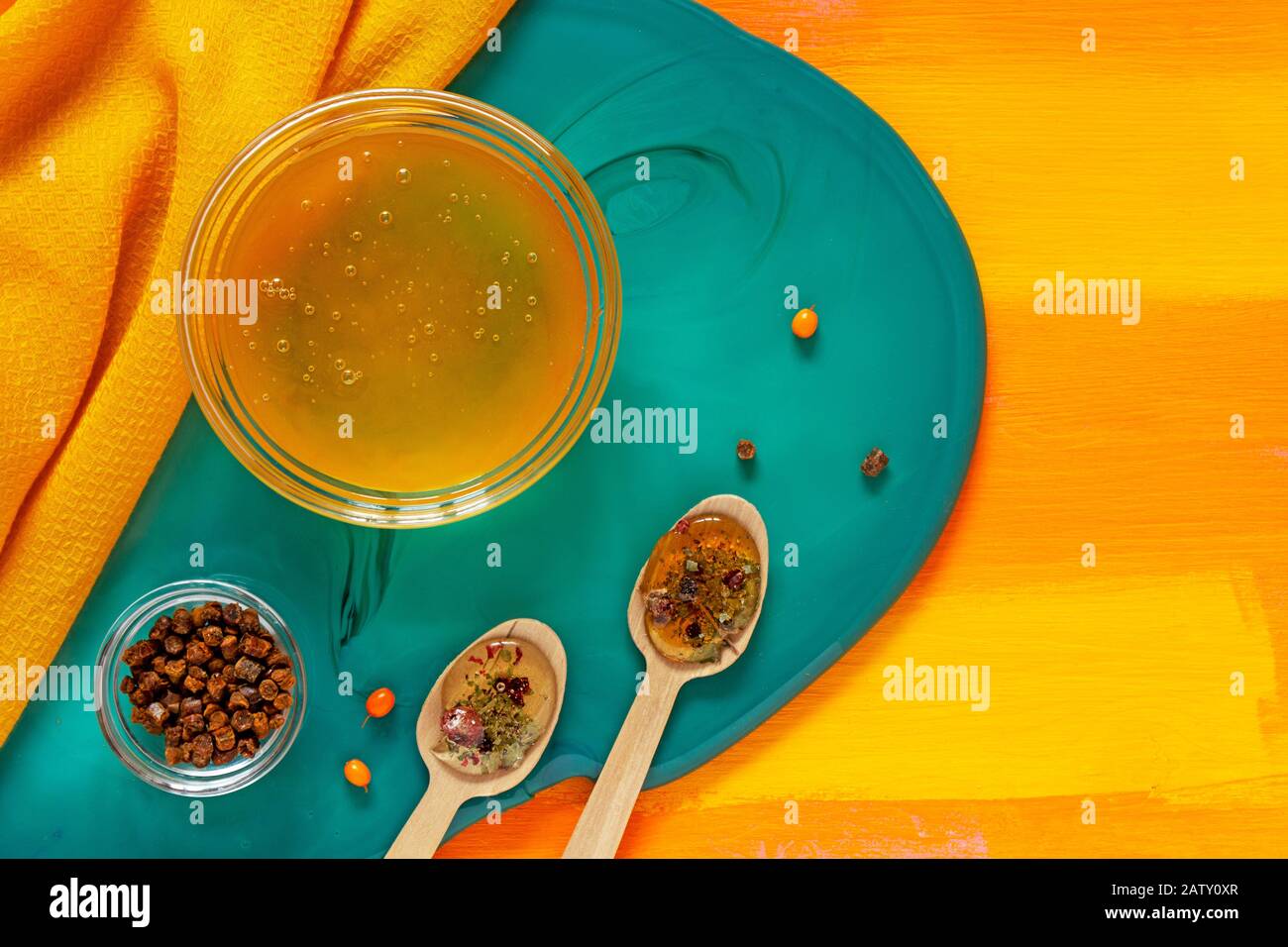 Konzept der gesunden ökologischen Ernährung. Produkte mit einer großen Anzahl von Vitaminen, die das Immunsystem zu erhöhen. Honig, Pollen und Beeren Stockfoto