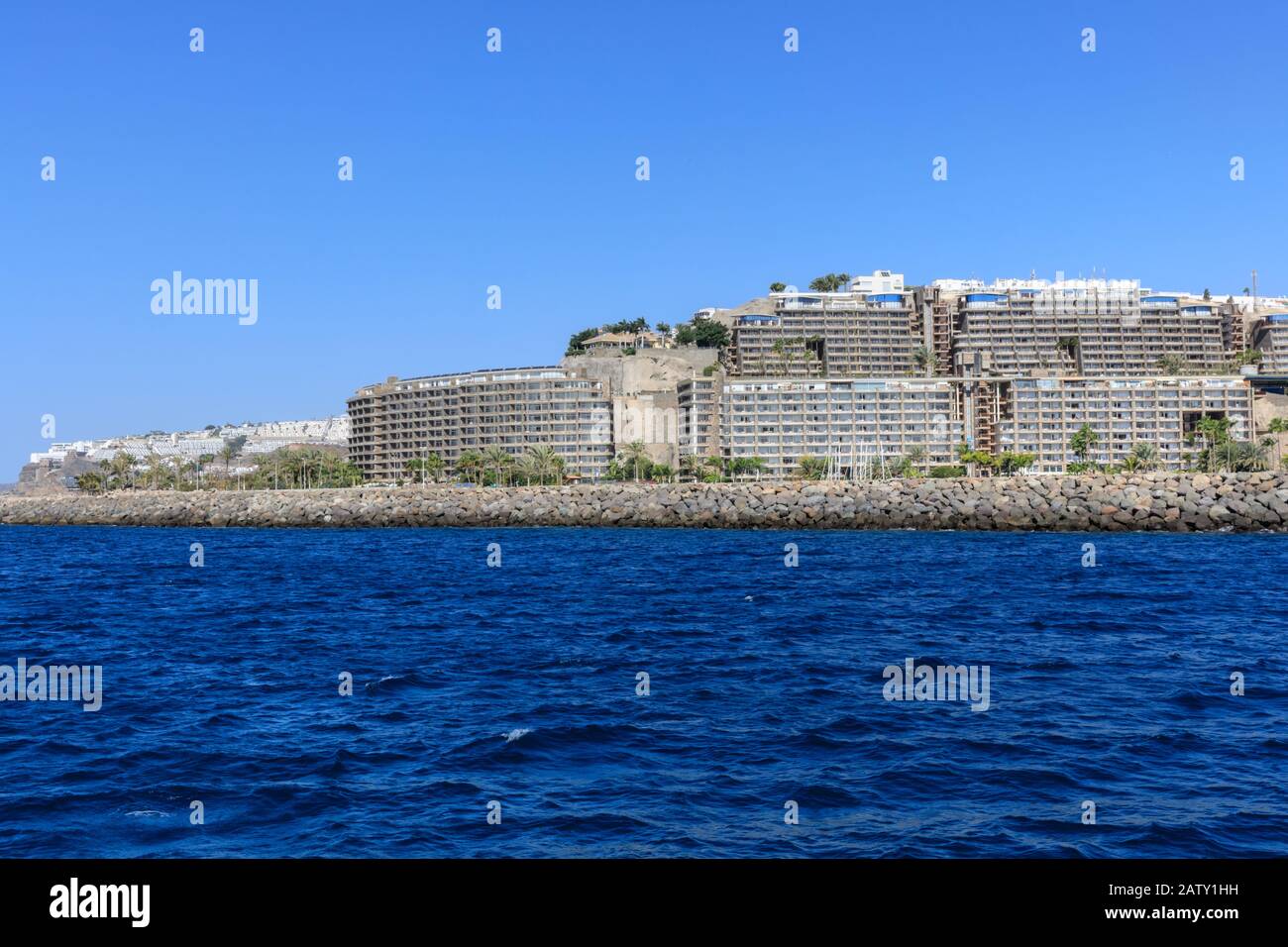 Großer Hotel- und Apartmentkomplex vom Meer aus, kommerzielle Architektur an der Südküste Gran Canarias, Kanarische Inseln Stockfoto