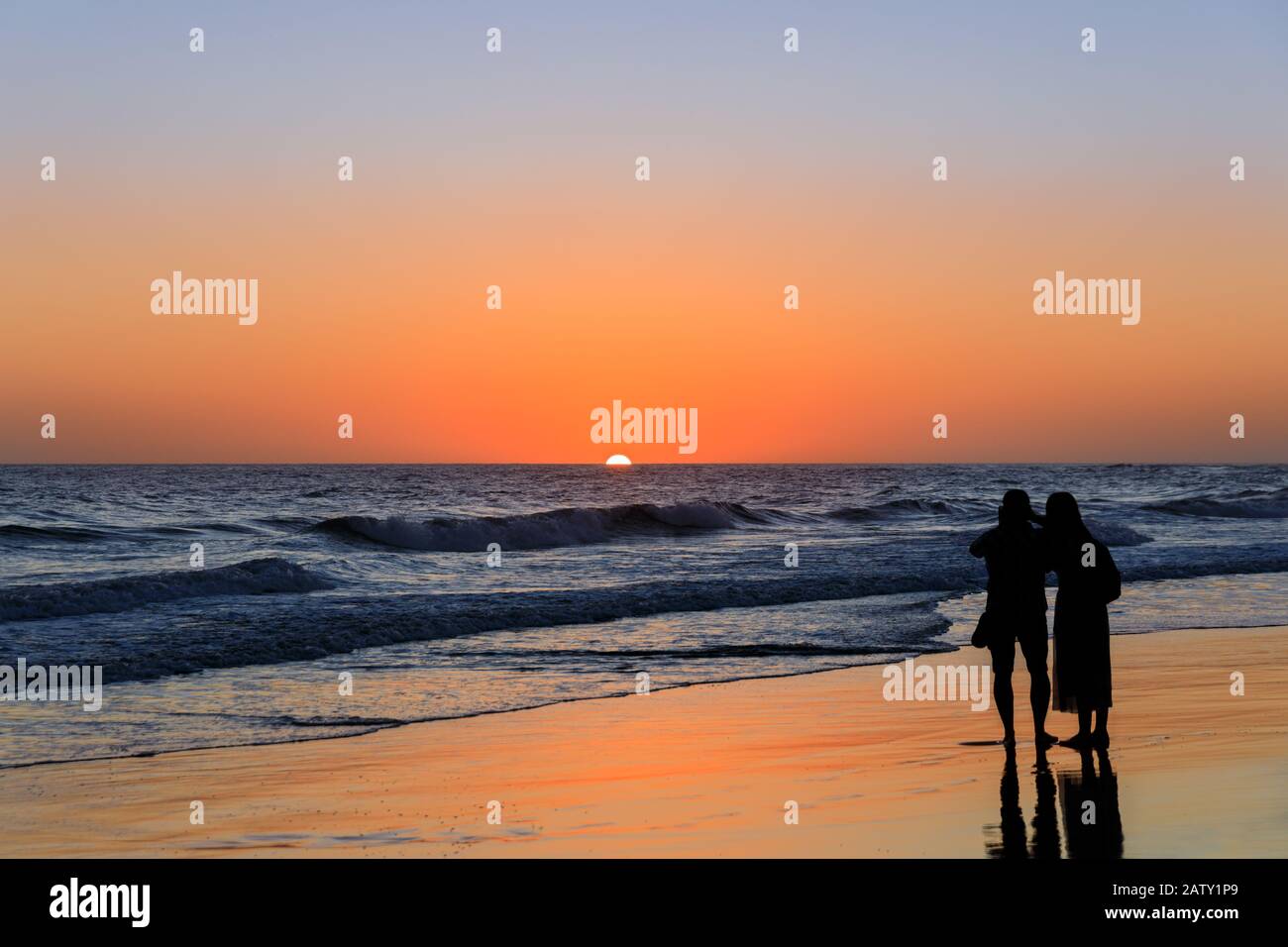 Paar Silhouetten am Strand bei farbenfrohem Abenduntergang, Gran Canaria, Kanarische Inseln, Spanien Stockfoto