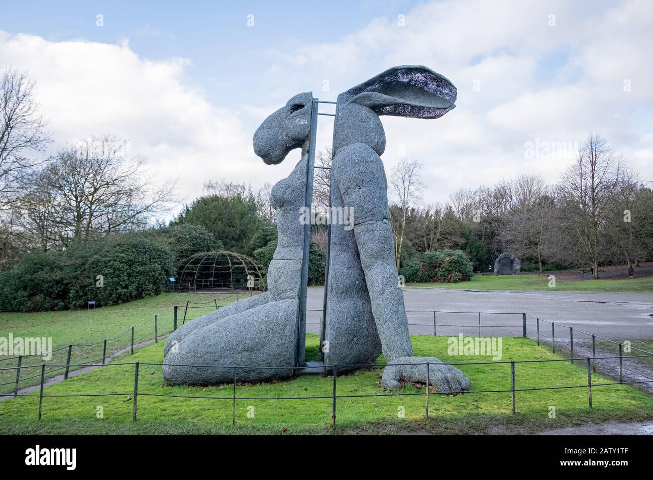 Lady Hare Sitzt von Sophie Ryder im Yorkshire Sculpture Park, West Bretton, Wakefield, Großbritannien Stockfoto