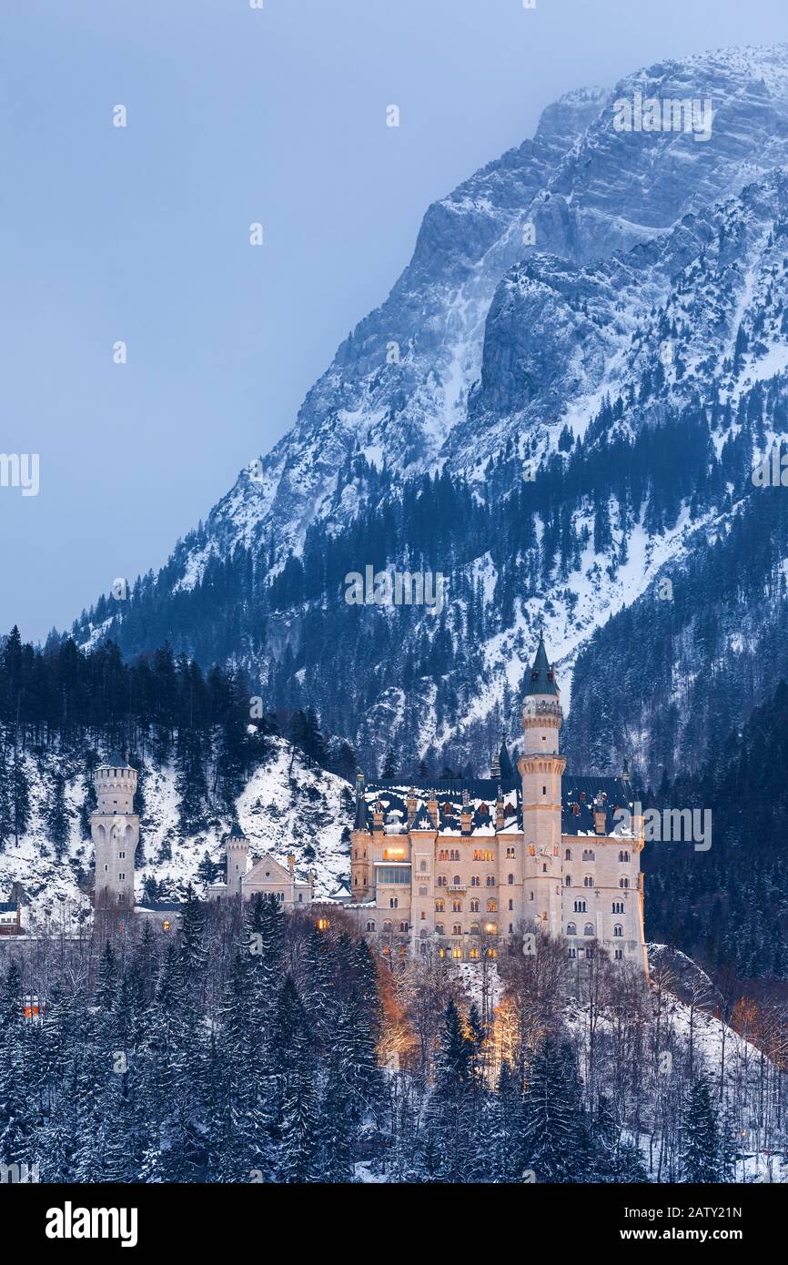 Winteruntergang auf Schloss Neuschwanstein bei Hohenschwangau, Bayern, Deutschland. Stockfoto
