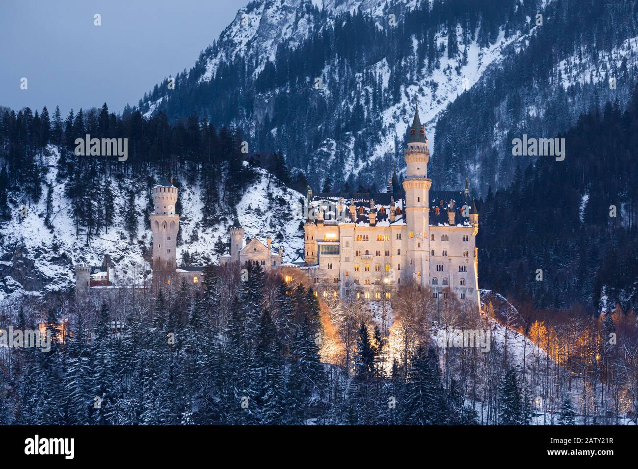 Winteruntergang auf Schloss Neuschwanstein bei Hohenschwangau, Bayern, Deutschland. Stockfoto