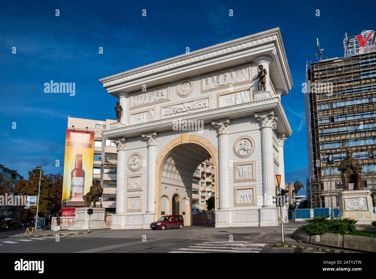 Porta Macedonia alias Triumphbogen in Skopje, Nord-Mazedonien Stockfoto