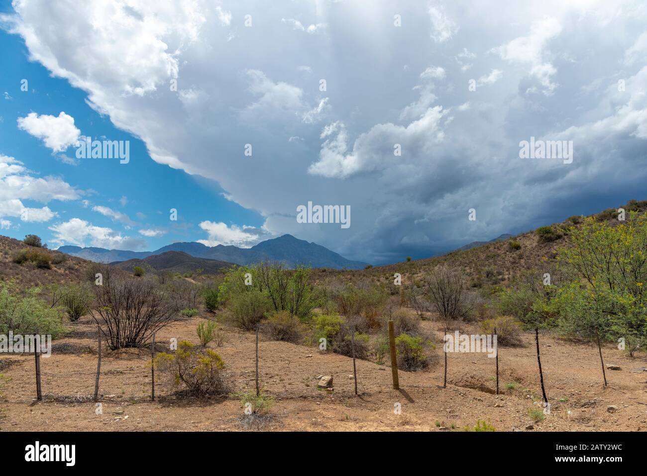 Die karge Karoo-Landschaft mit spektakulären Wolkenformationen, die sich über die Berge, Südafrika, bilden Stockfoto