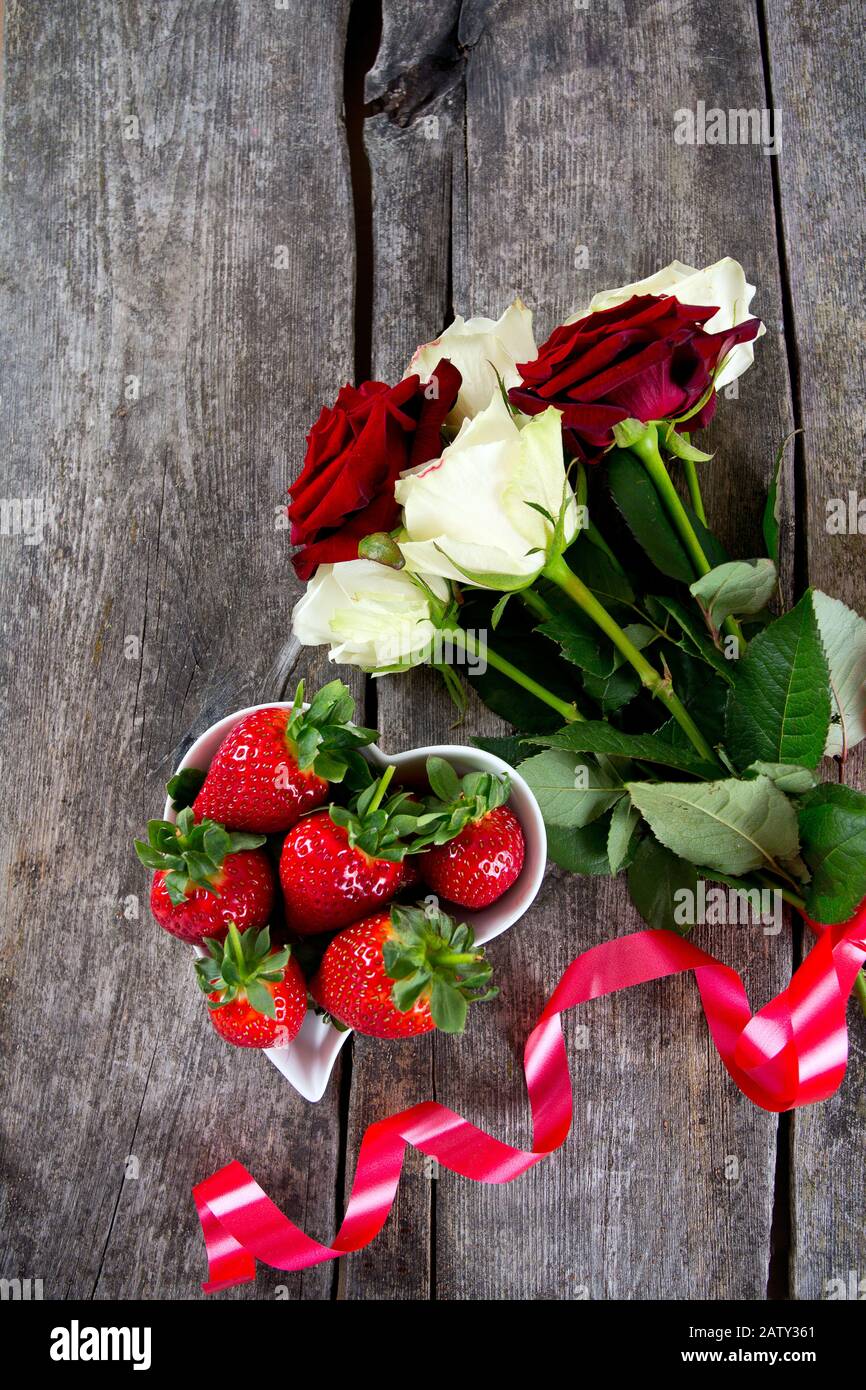 Rosen und Erdbeeren Stockfoto