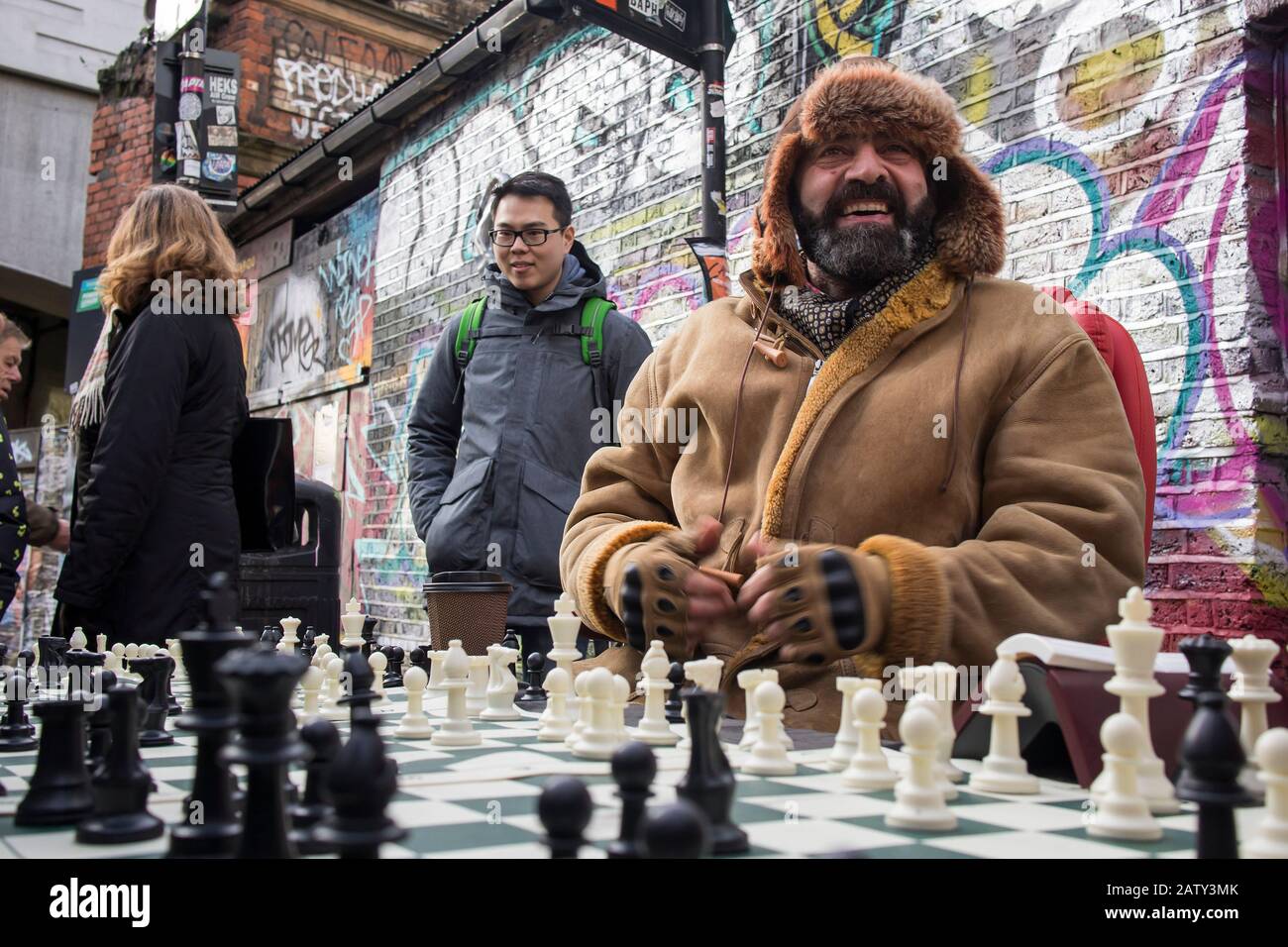 London, Großbritannien, - 23. Dezember 2019, die Menschen spielen Schach am Sonntag in Brick Lane, wo der Sunday Flohmarkt normalerweise stattfindet. Stockfoto