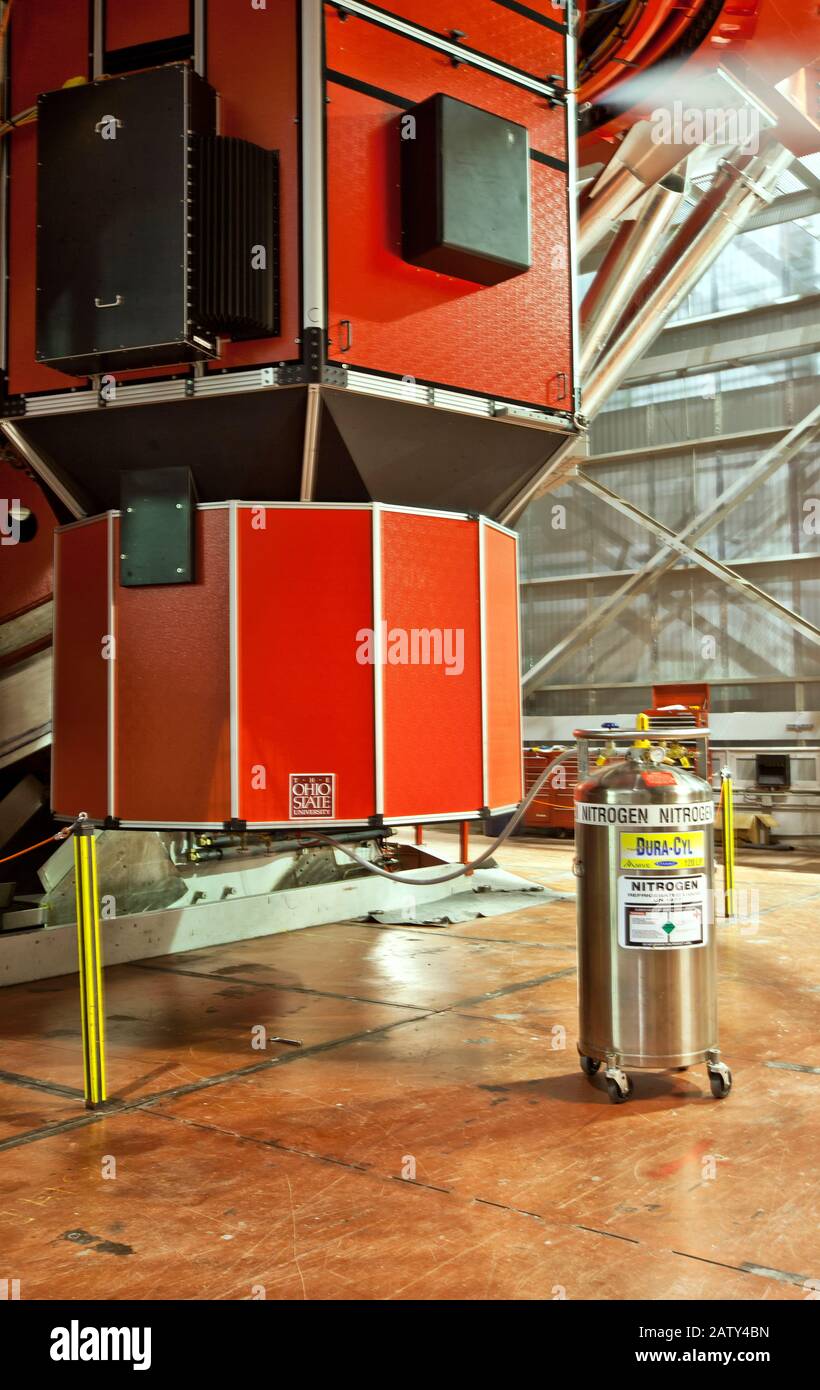 Bei der Ablagerung von Flüssigstickstoff, um Fehlausgleich zu vermeiden, Large Binocular Telescope, LBT, Vatican Advanced Technology, Mt. Graham. Stockfoto