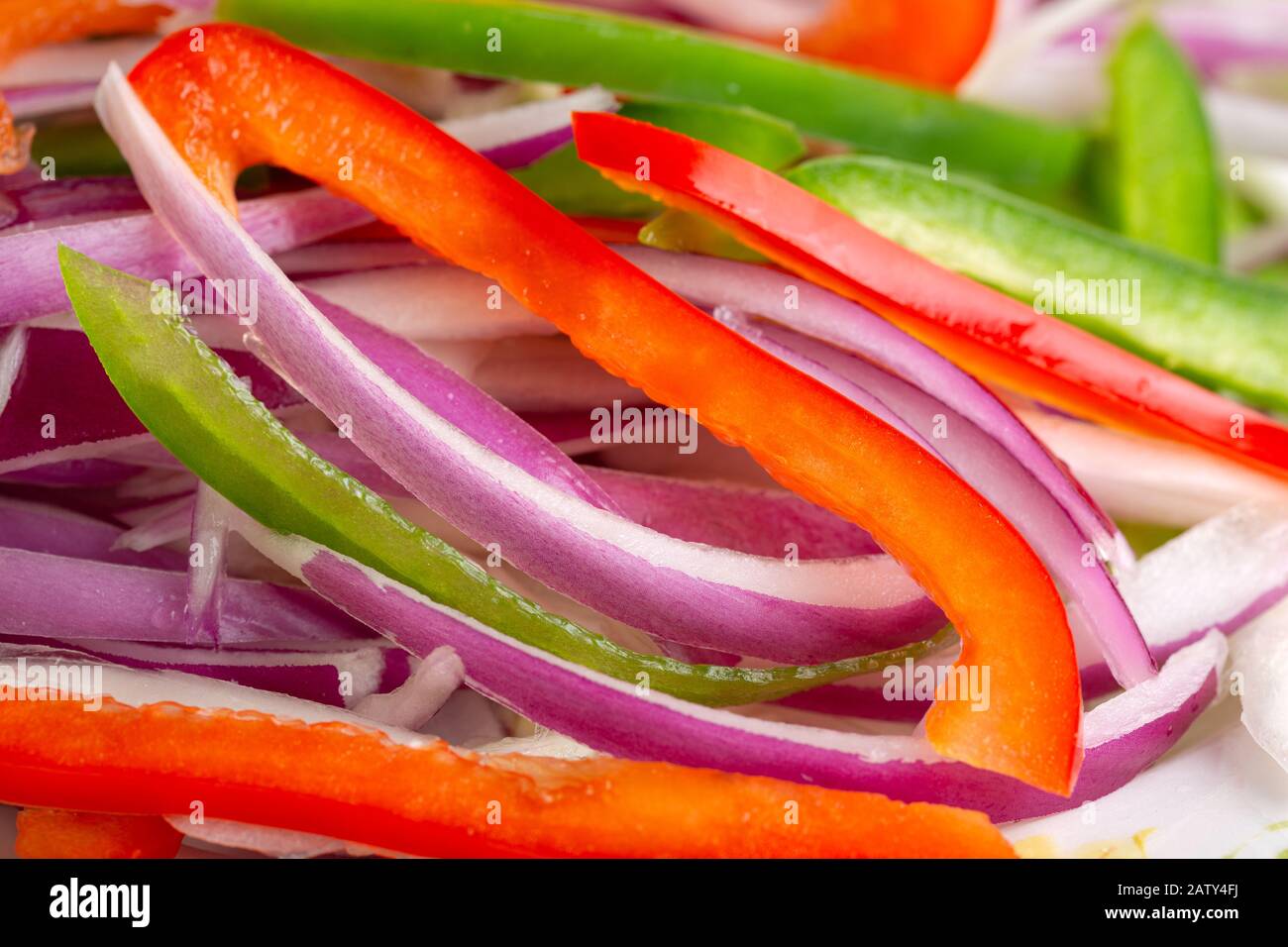 Frischer, gesunder grüner und roter Pfeffer und rote Zwiebel zum Kochen Stockfoto