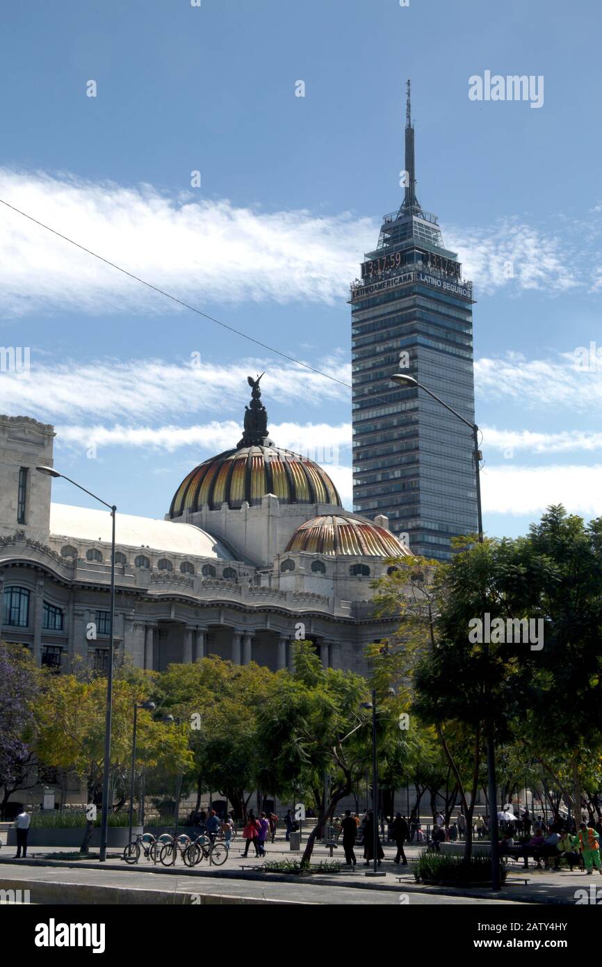 Das gläsernen Kuppeldach des Palacio de Bellas Artes und der Torre Latinoamericana, Mexiko-Stadt Stockfoto