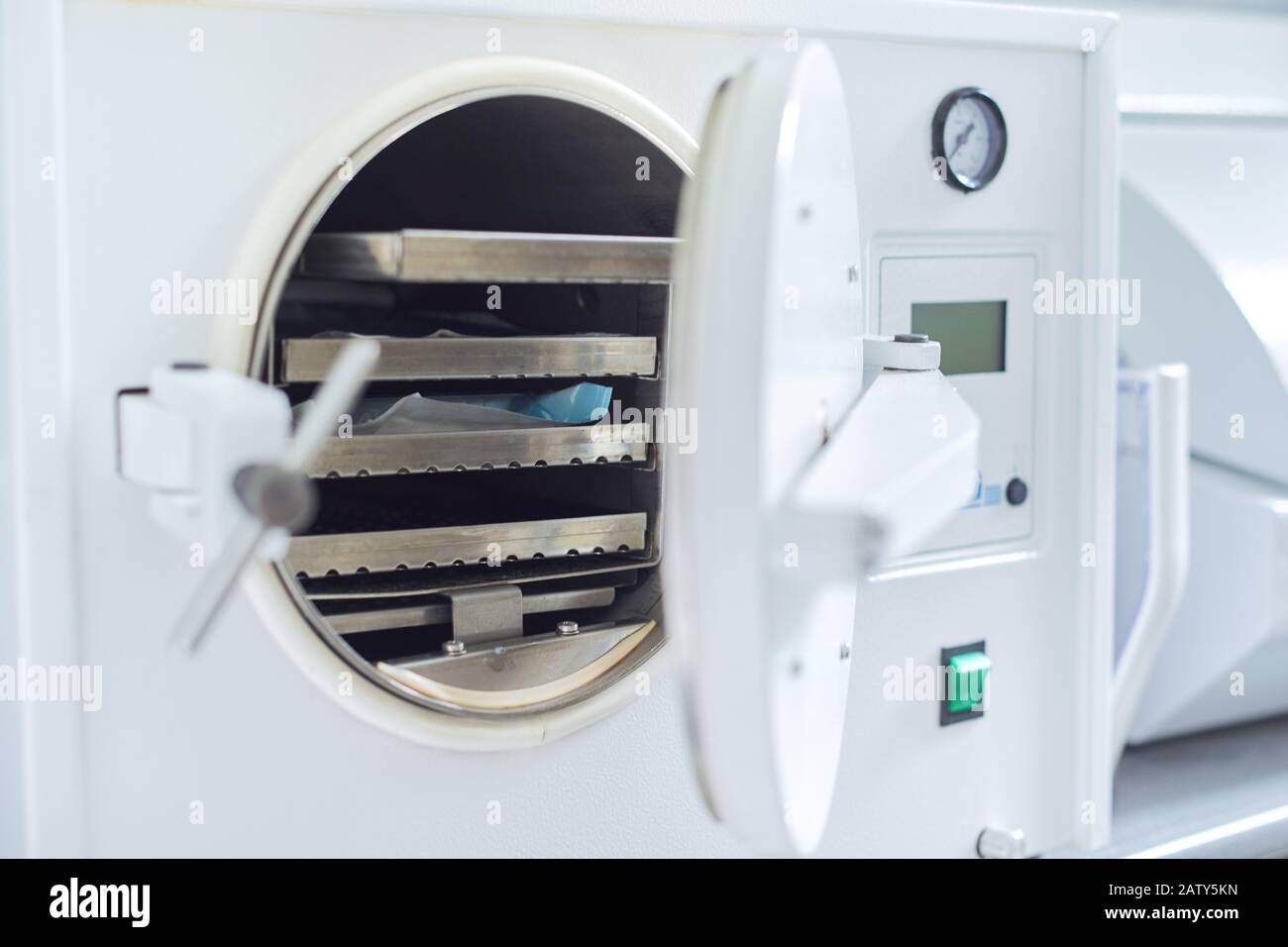 Sterilisation von medizinischen Zahngeräten im Autoklaven, Nah-Labor-Sterilisator in der Zahnheilkundeabteilung der Zahnklinik Stockfoto