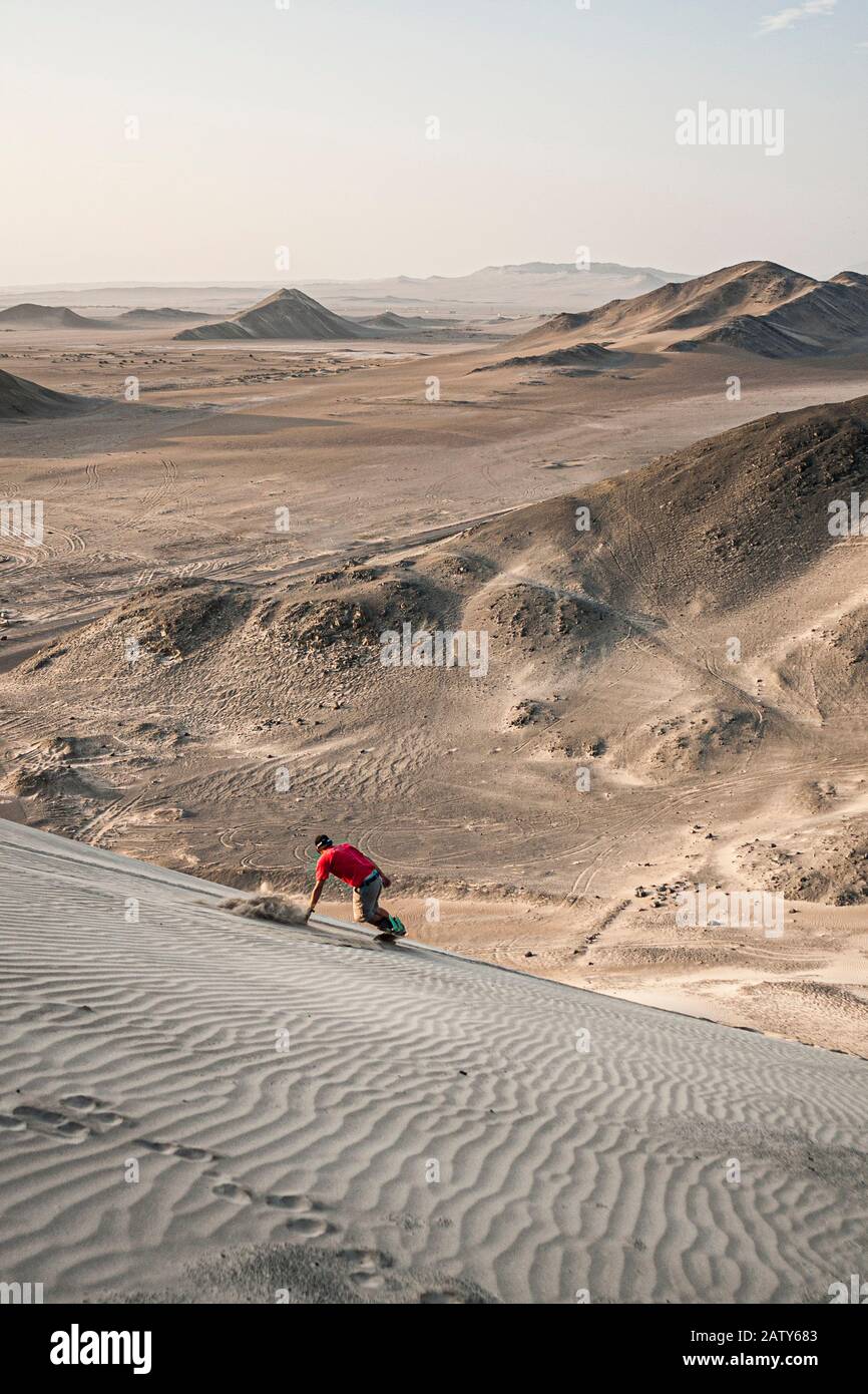 Sandboarding am Strand von Besique (Balneario de Besique). Chimbote, Department of Ancash, Peru. Stockfoto