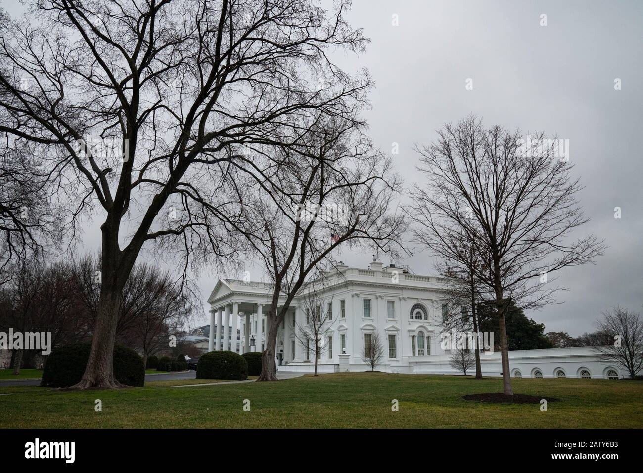 Washington, Vereinigte Staaten. Februar 2020. Das Weiße Haus wird an dem Tag gesehen, an dem Präsident Trumps Freispruch wahrscheinlich am Ende seines Senatsverfahrens in Washington, DC am Mittwoch, 5. Februar 2020 stattfinden wird. Der Senat wird heute um 16.00 Uhr ET über jeden der beiden Artikel der Amtsenthebung abstimmen - Amtsmissbrauch und Behinderung des Kongresses. Foto von Ken Cedeno/UPI Credit: UPI/Alamy Live News Stockfoto