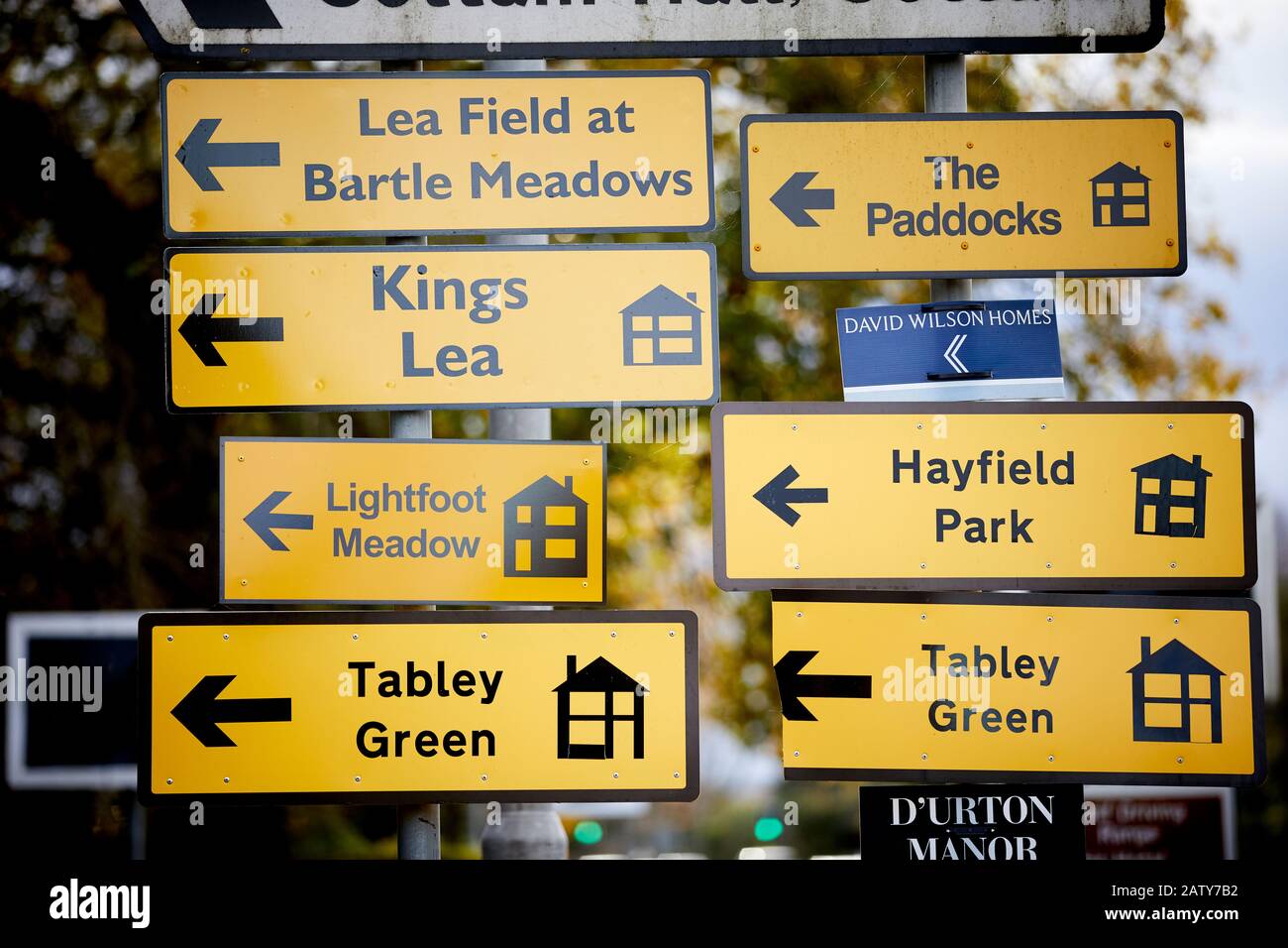 Gelbe Schilder aus Lancashire weisen auf neue Häuser hin, wo sich neue Häuser entwickeln und Häuser zeigen Stockfoto