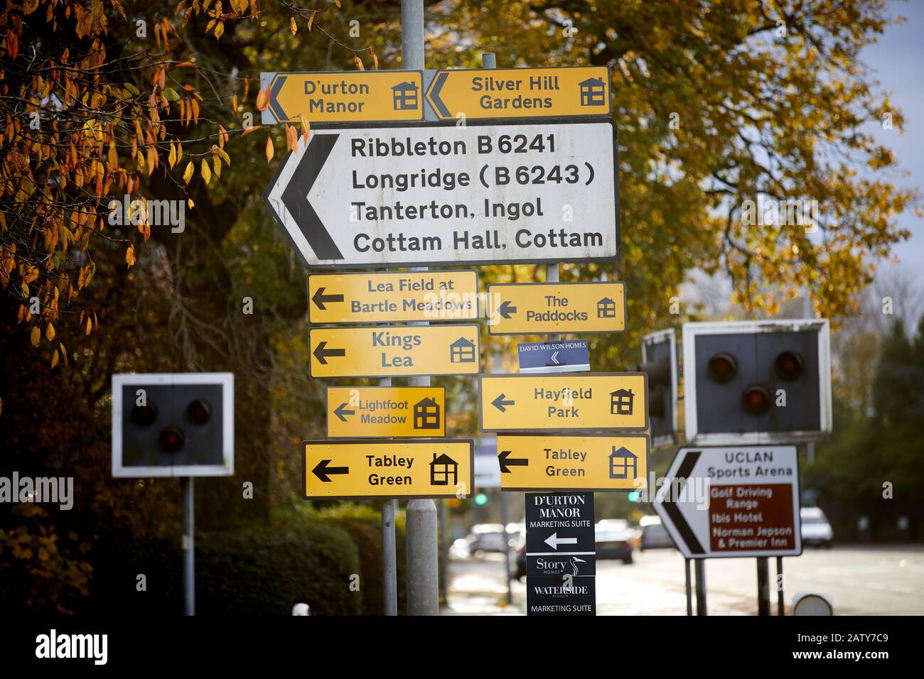 Gelbe Schilder aus Lancashire weisen auf neue Häuser hin, wo sich neue Häuser entwickeln und Häuser zeigen Stockfoto