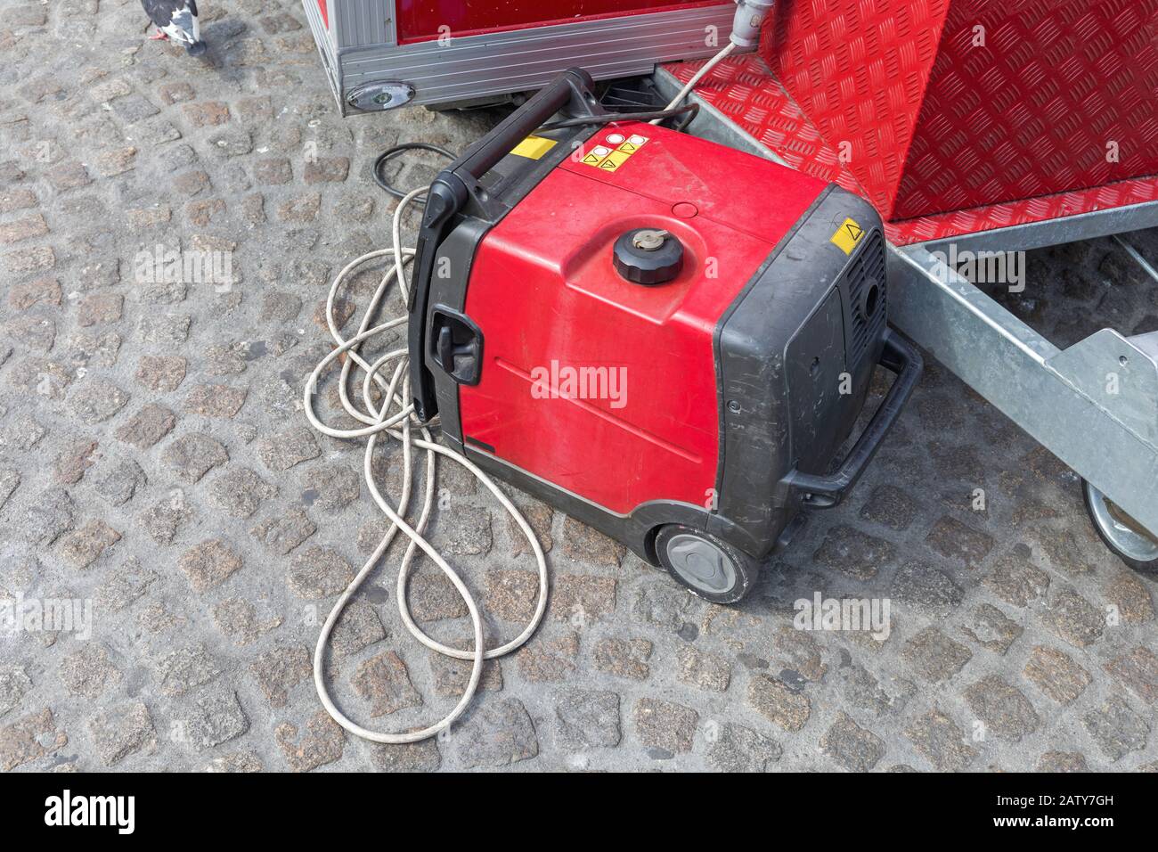 Portable Red Electric Power Generator auf der Straße Stockfoto