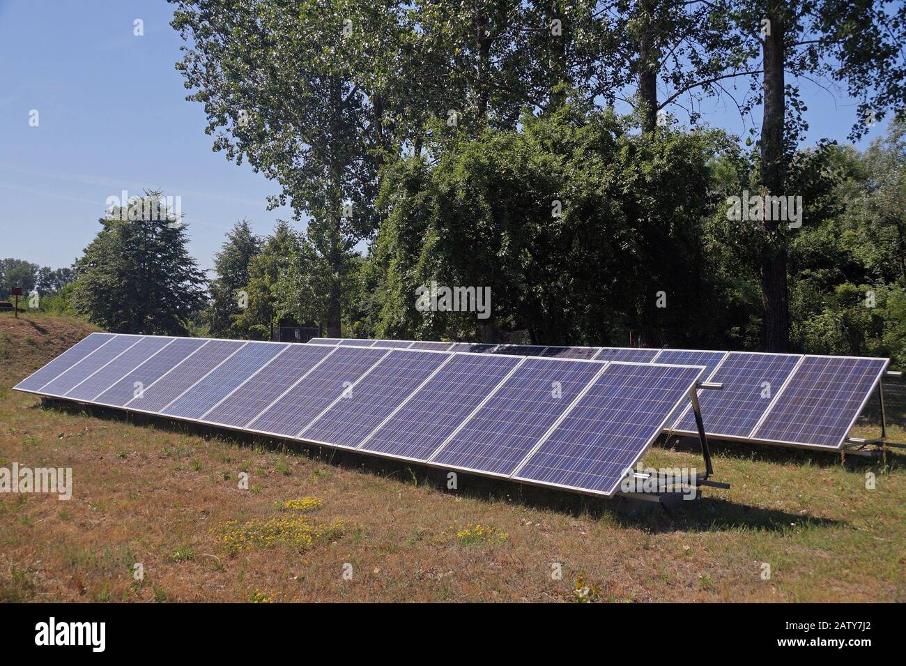 Kleiner solarpark -Fotos und -Bildmaterial in hoher Auflösung – Alamy
