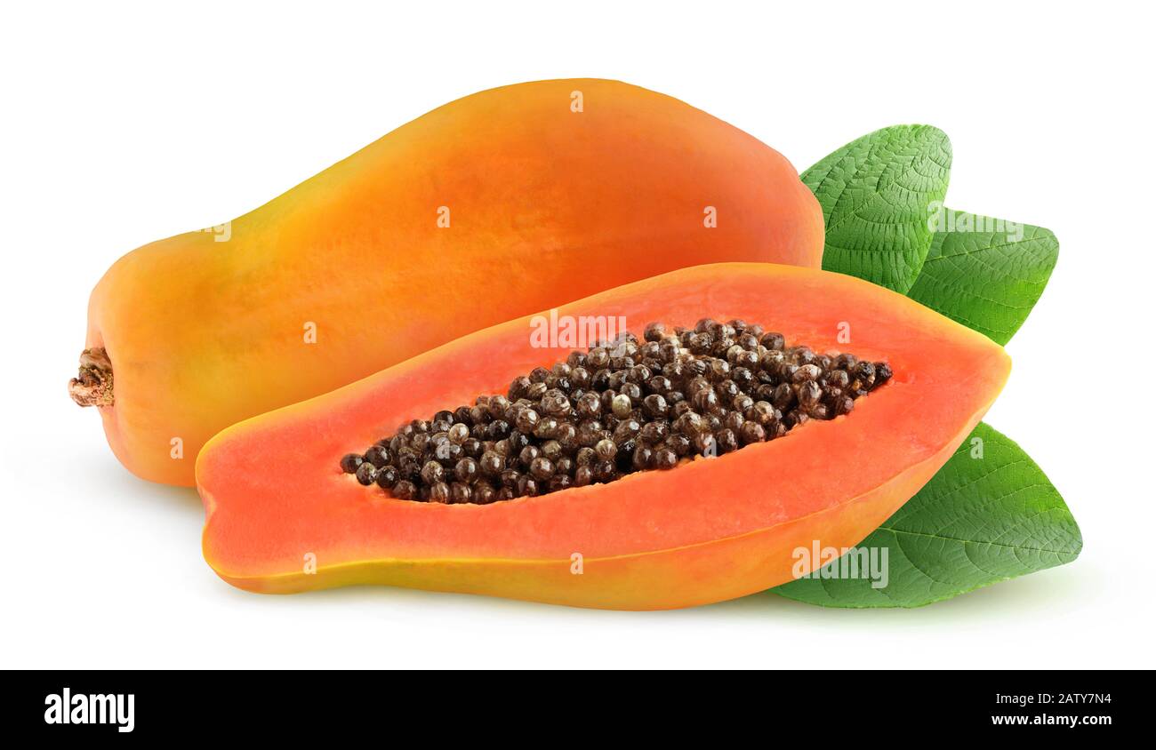 Isolierte Papaya-Früchte. Eine ganze Papaya-Frucht und eine Hälfte über Blättern isoliert auf weißem Hintergrund mit Beschneidungspfad Stockfoto