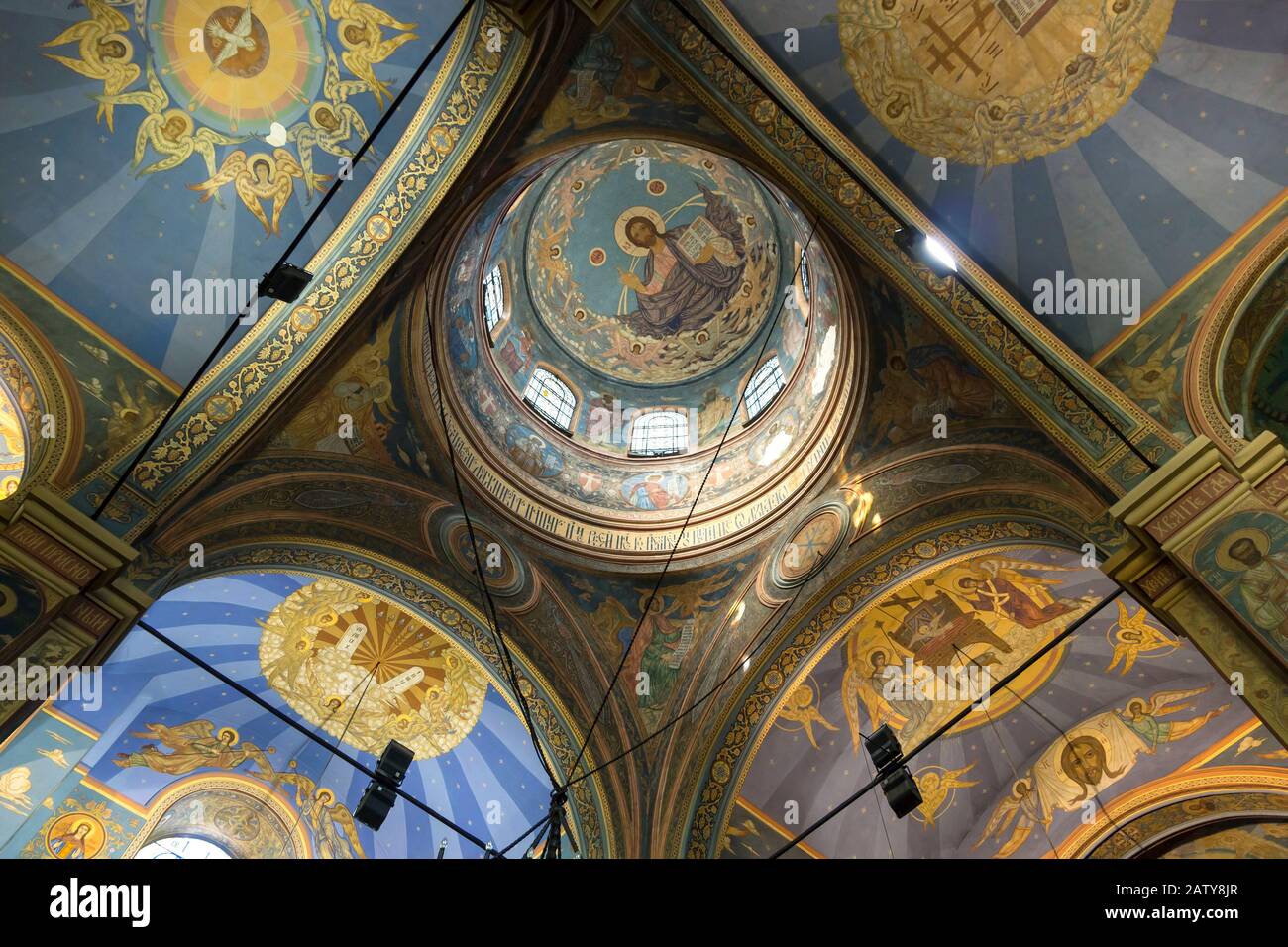 Das Innere der Kathedrale wurde der Mutter Gottes gewidmet - der orthodoxen Kirche in Warna. Stadt am Schwarzen Meer. Bulgarien. Stockfoto
