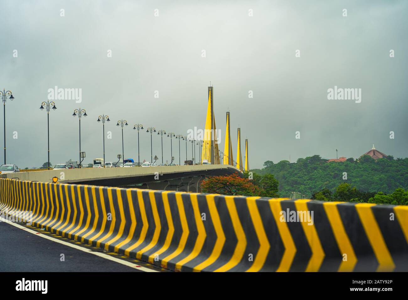 Die Mandovi-Brücke ist eine der berühmtesten und längsten Brücken in Goa Stockfoto
