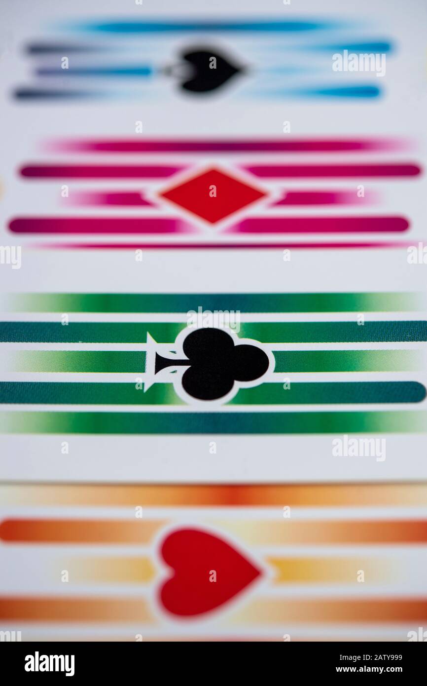 Rückseite von vier Spielkarten, die die vier Anzüge zeigen Stockfoto