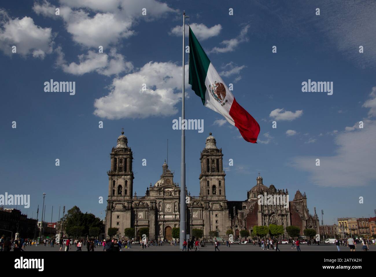 Kathedrale Mariä Himmelfahrt, - Catedral Metropolitana - mit der mexikanischen Flagge, die Plaza de la Constitución Mexico City fliegt Stockfoto