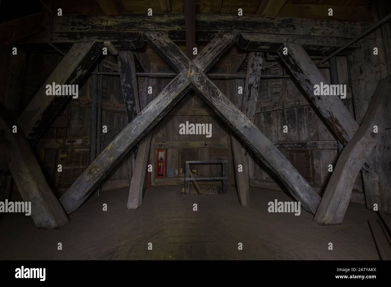 Historischer Architekturhintergrund eines Kirchturms in Europa. Bild mit niedriger Tonart bei Nacht in Dunkelheit. Groningen, Niederlande. Stockfoto