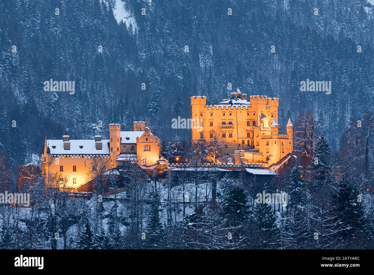 Winteruntergang auf Schloss Hohenschwangau bei Hohenschwangau, Bayern, Deutschland. Stockfoto