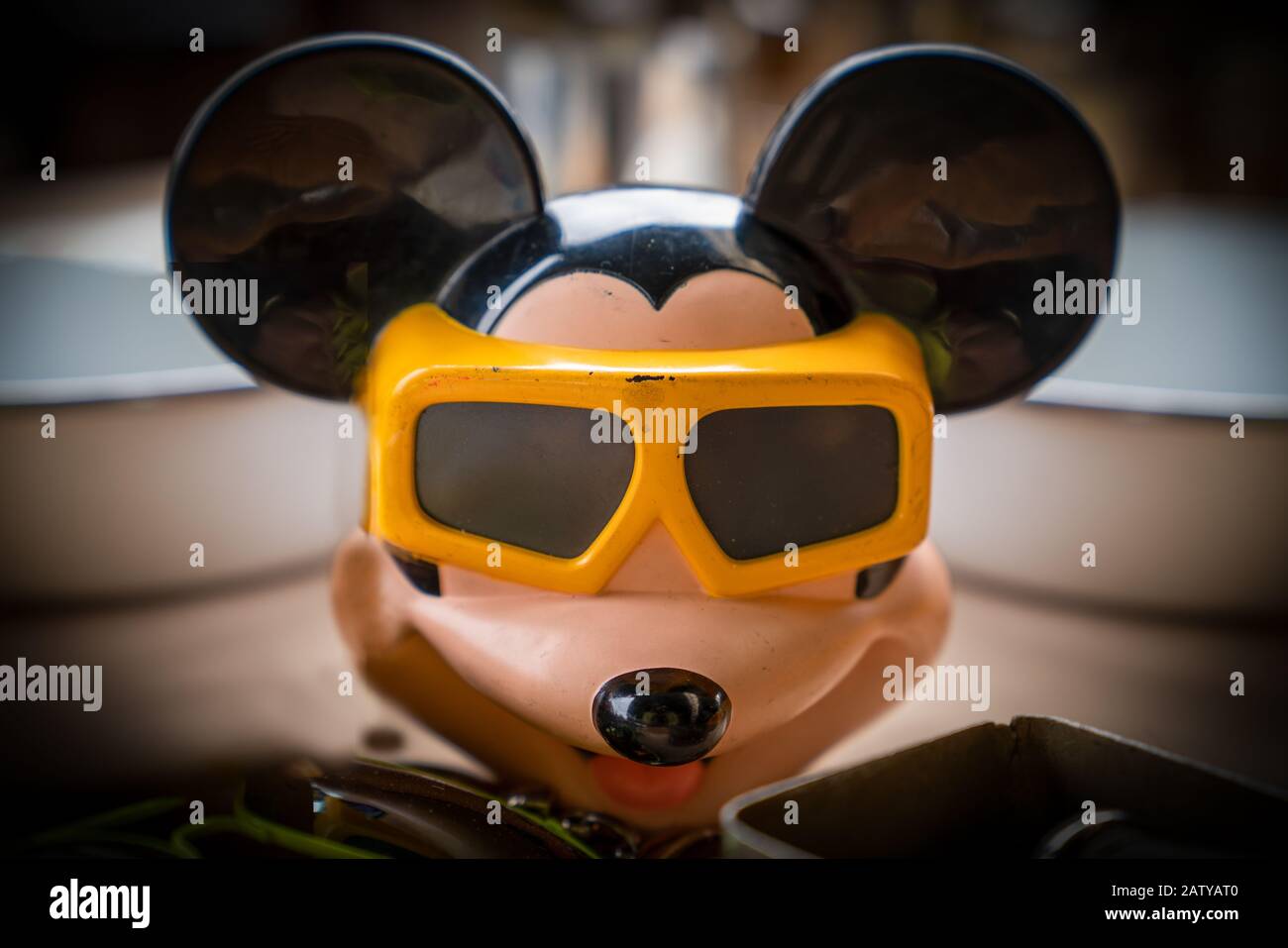 Ankara, Türkei-2. Februar 2020: Mickey Mouse Spielzeug mit 3D-Brille auf einem Flohmarkt zum Verkauf. Stockfoto